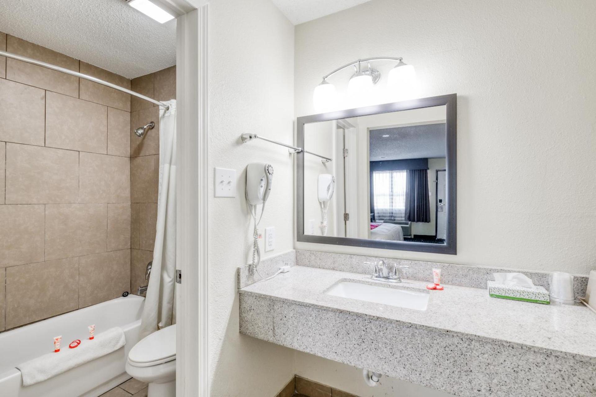 OYO Hotel Rosenberg TX I-69 photo 39