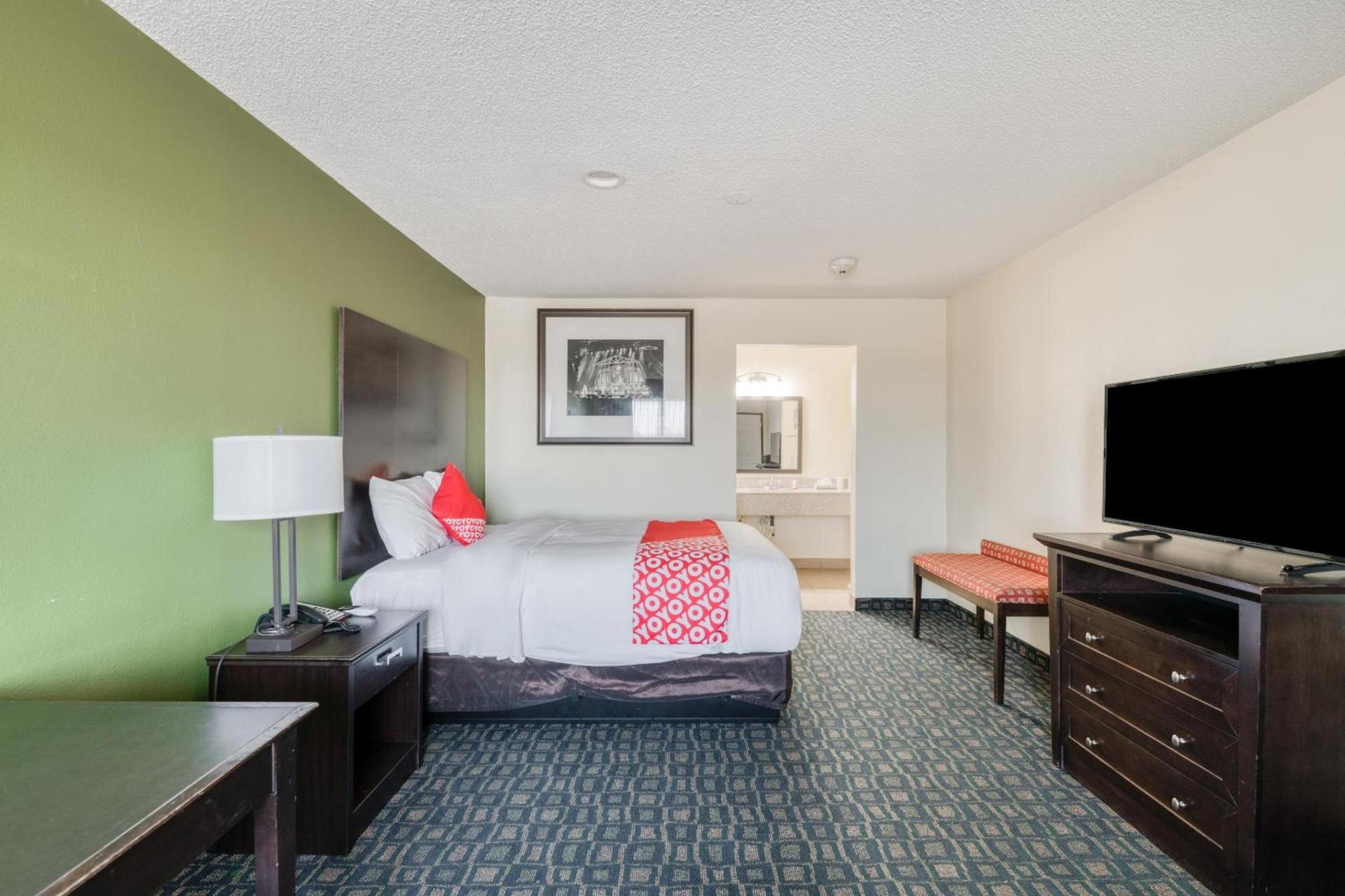 OYO Hotel Rosenberg TX I-69 photo 36