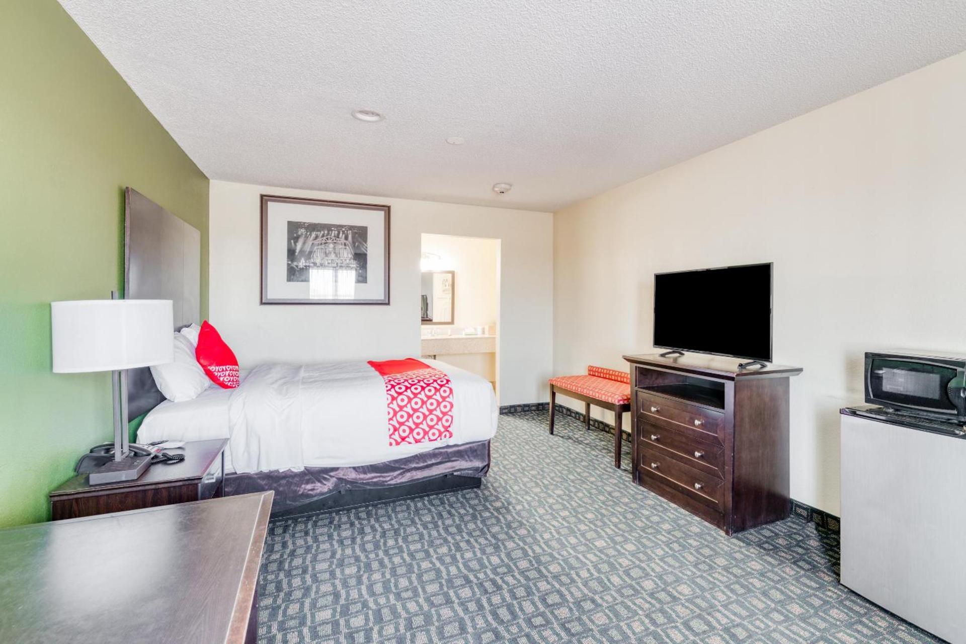 OYO Hotel Rosenberg TX I-69 photo 37