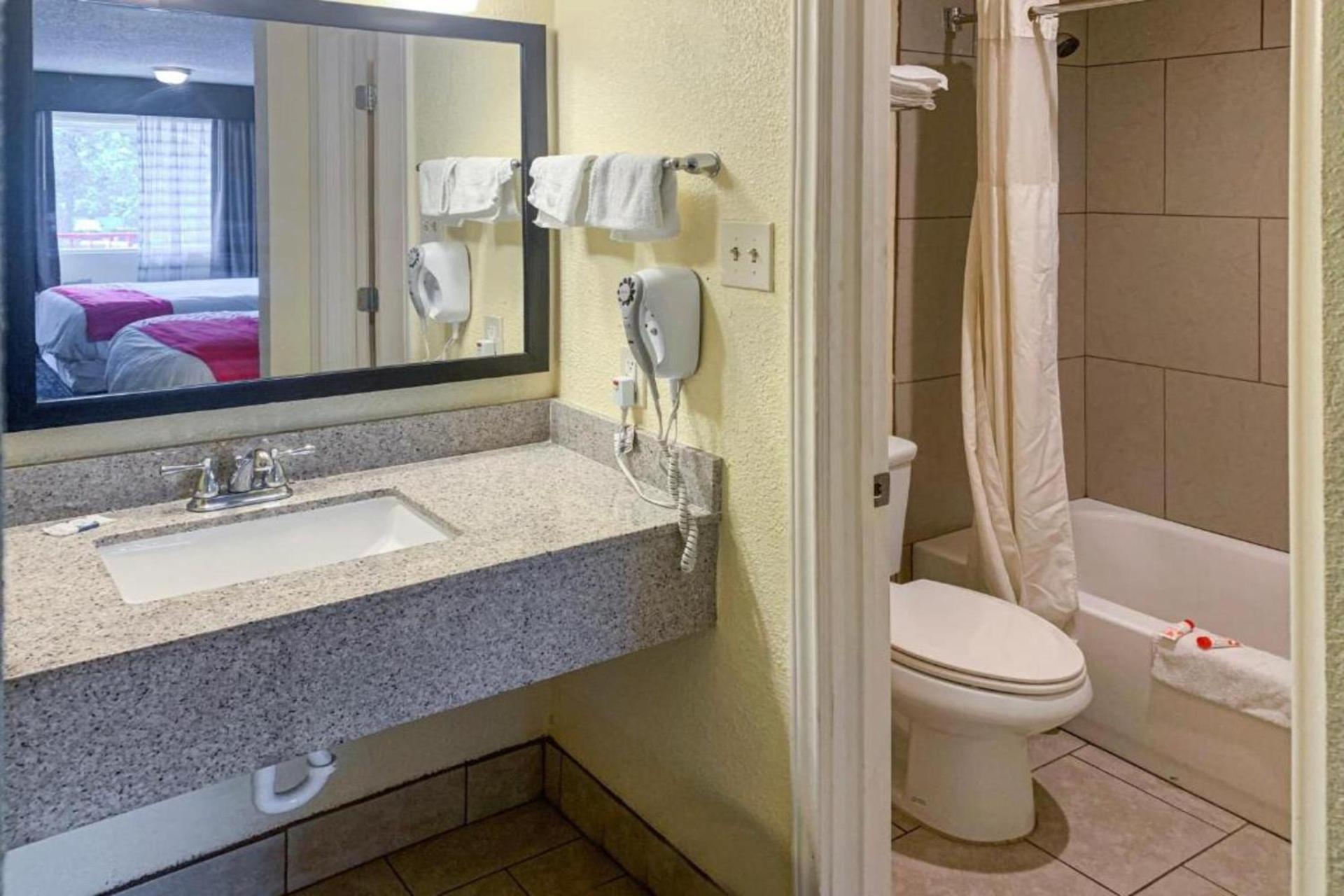 OYO Hotel Rosenberg TX I-69 photo 42