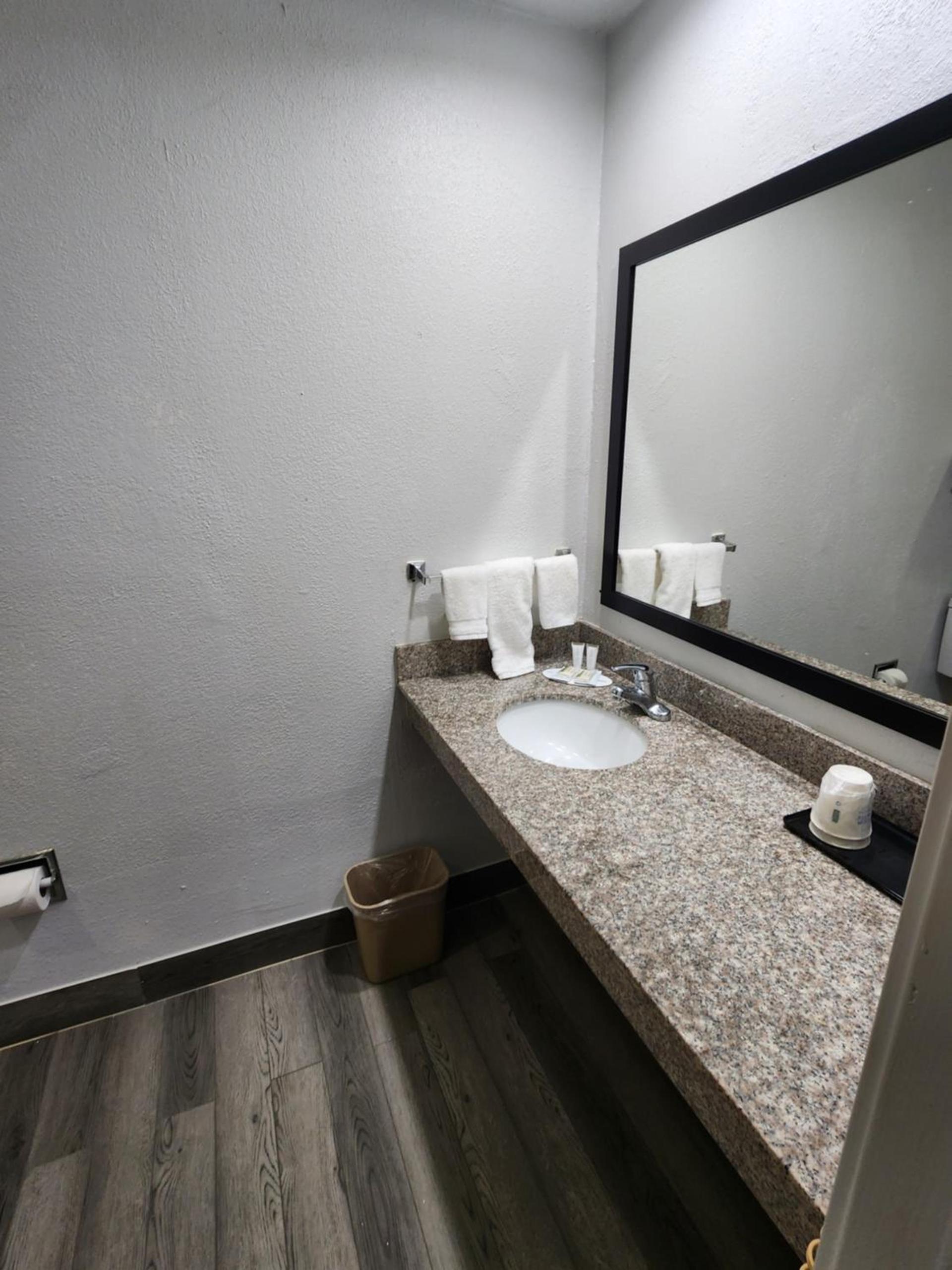 Super 8 by Wyndham Shreveport photo 12