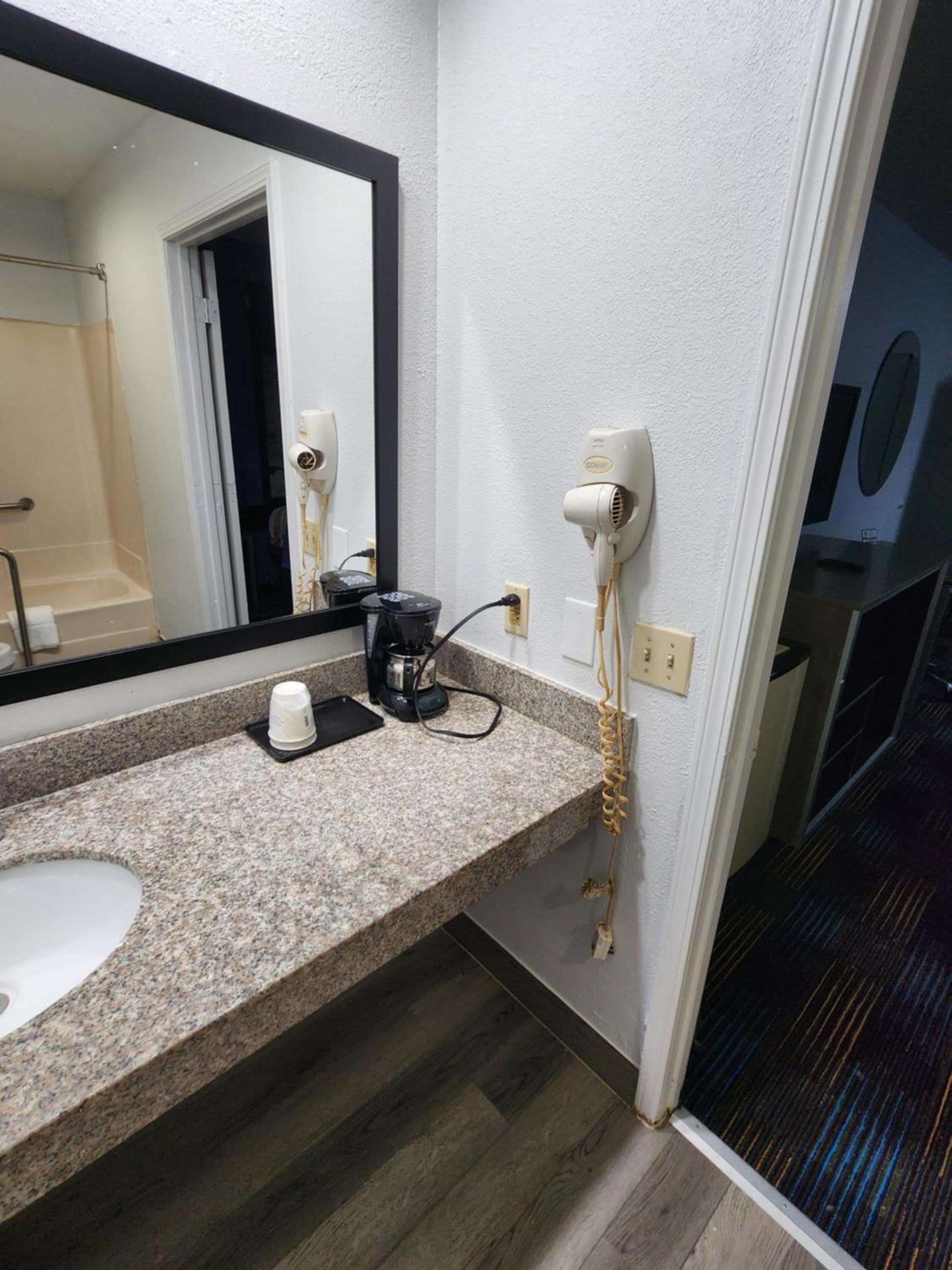 Super 8 by Wyndham Shreveport photo 11