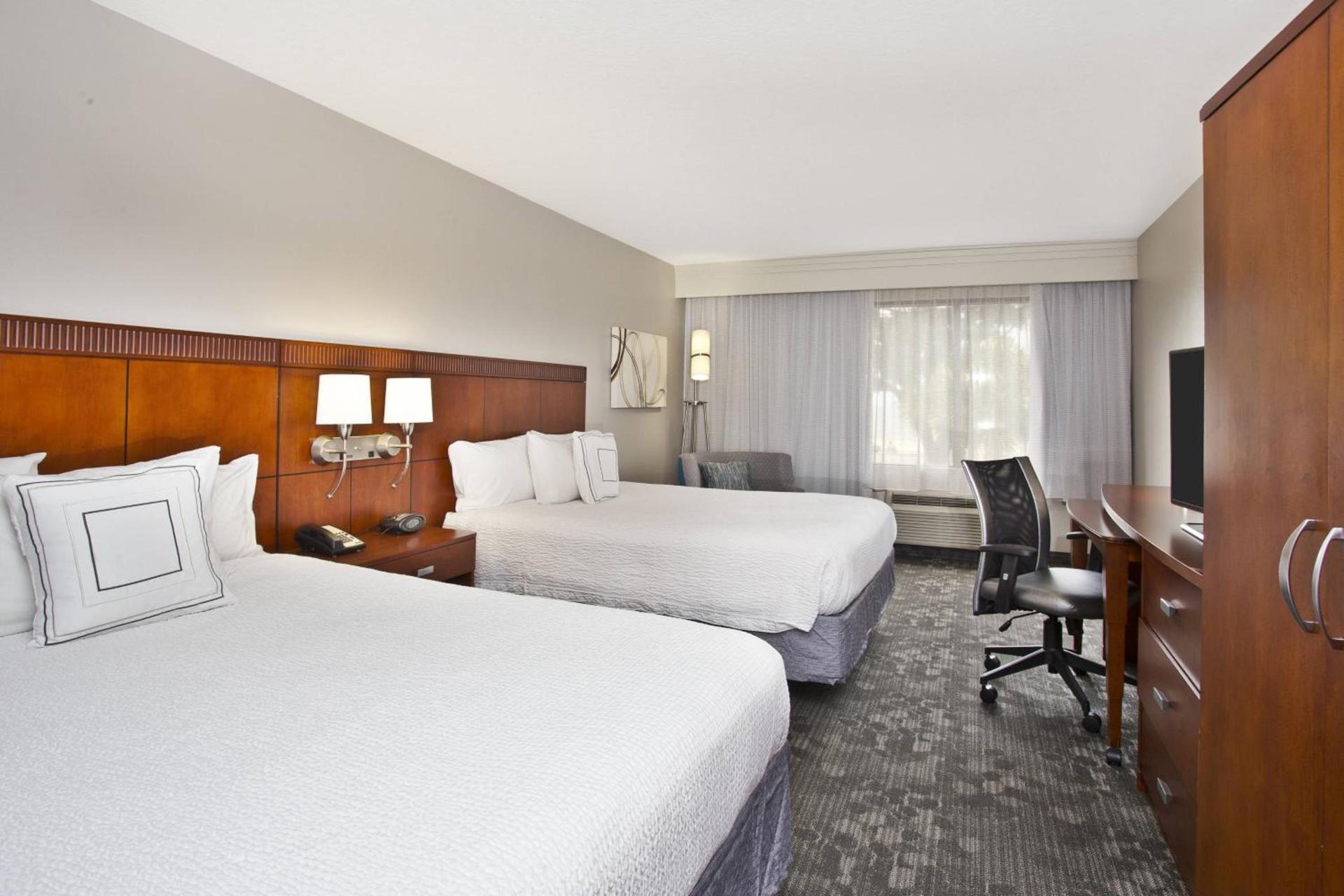 Courtyard by Marriott Gulfport Beachfront photo 3