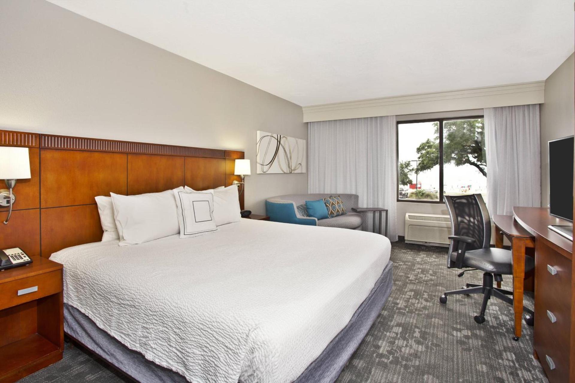 Courtyard by Marriott Gulfport Beachfront photo 4