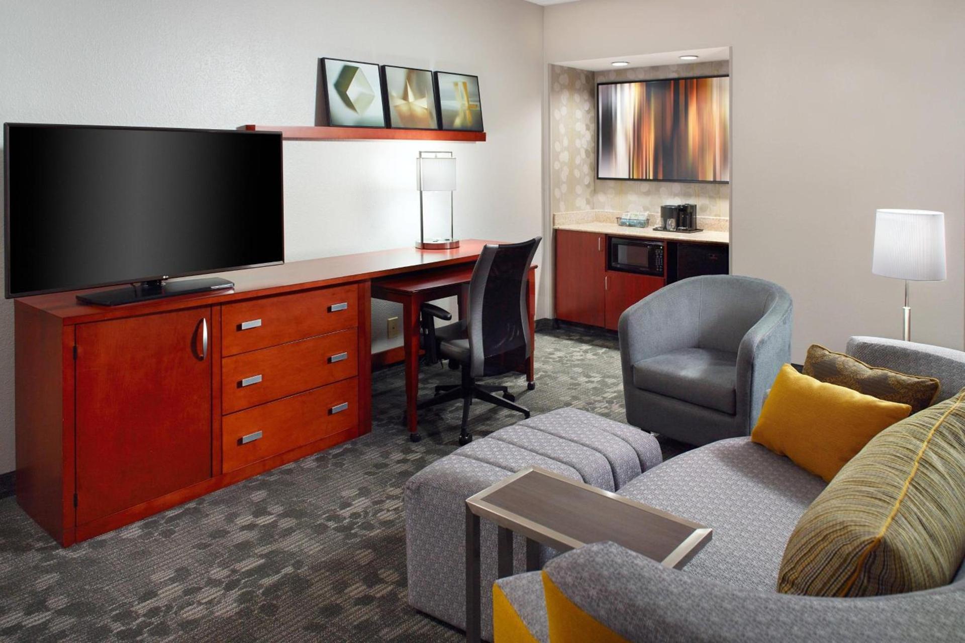 Courtyard by Marriott Greensboro photo 12