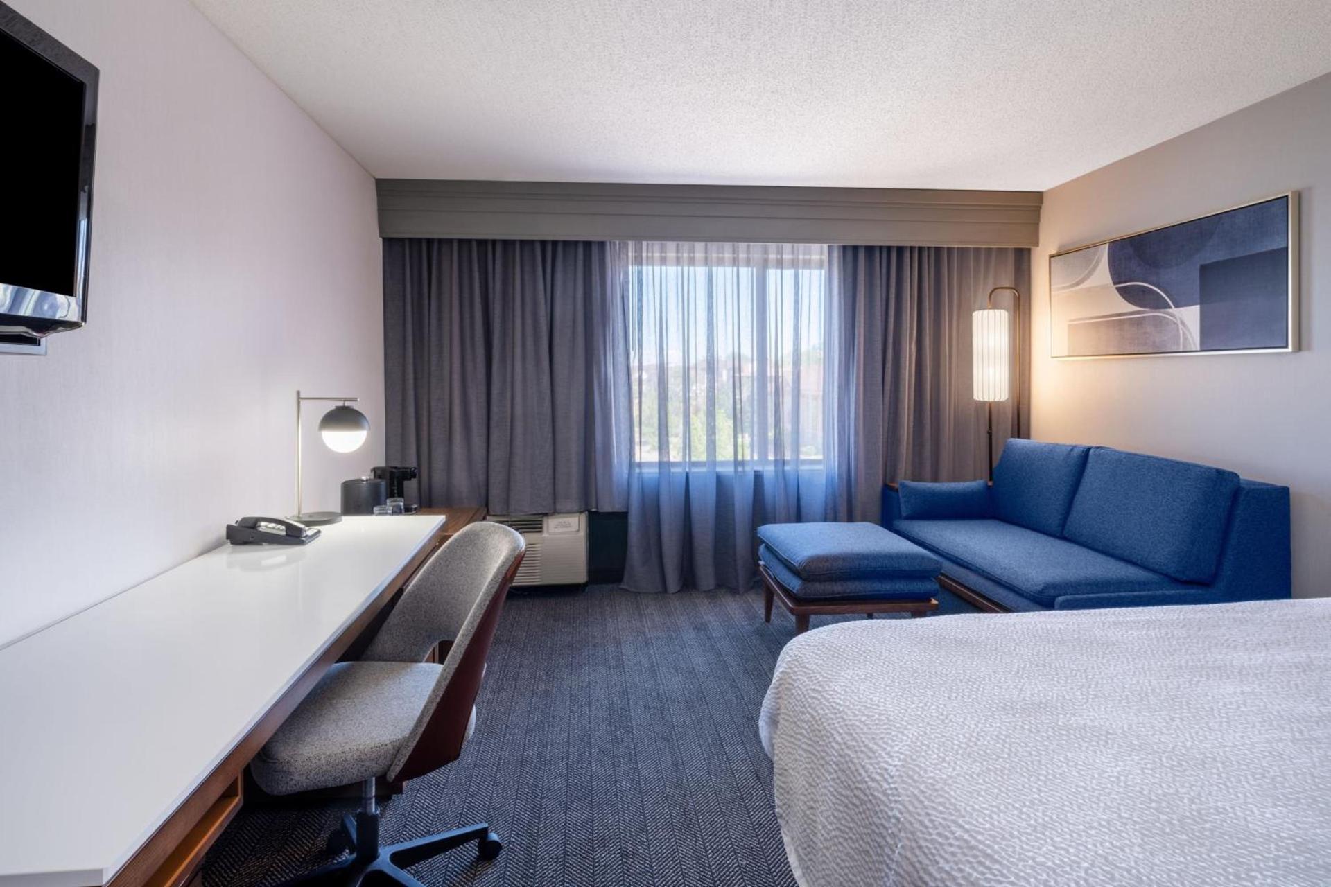 Courtyard by Marriott Colorado Springs South photo 11
