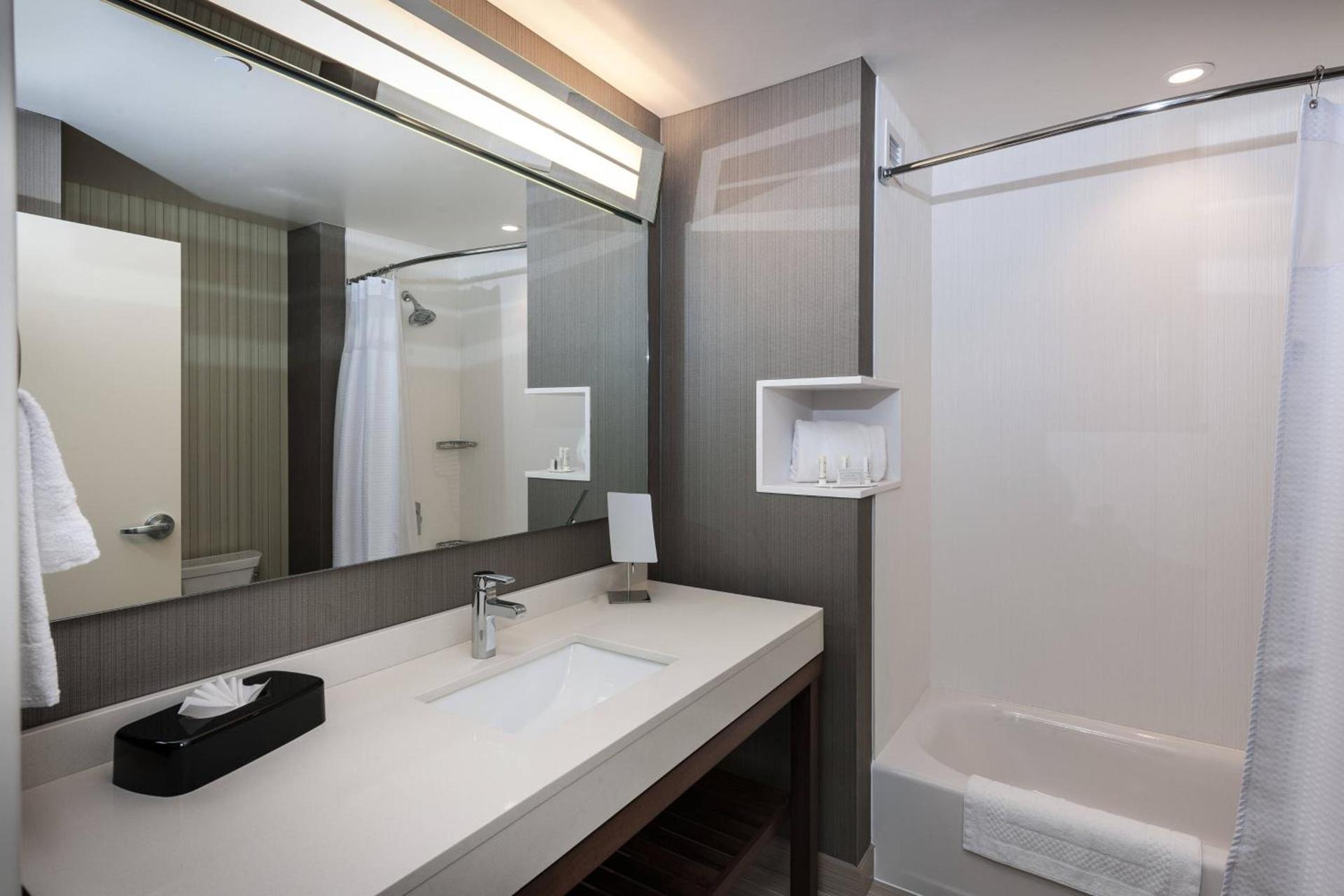 Courtyard by Marriott Boston Littleton photo 13