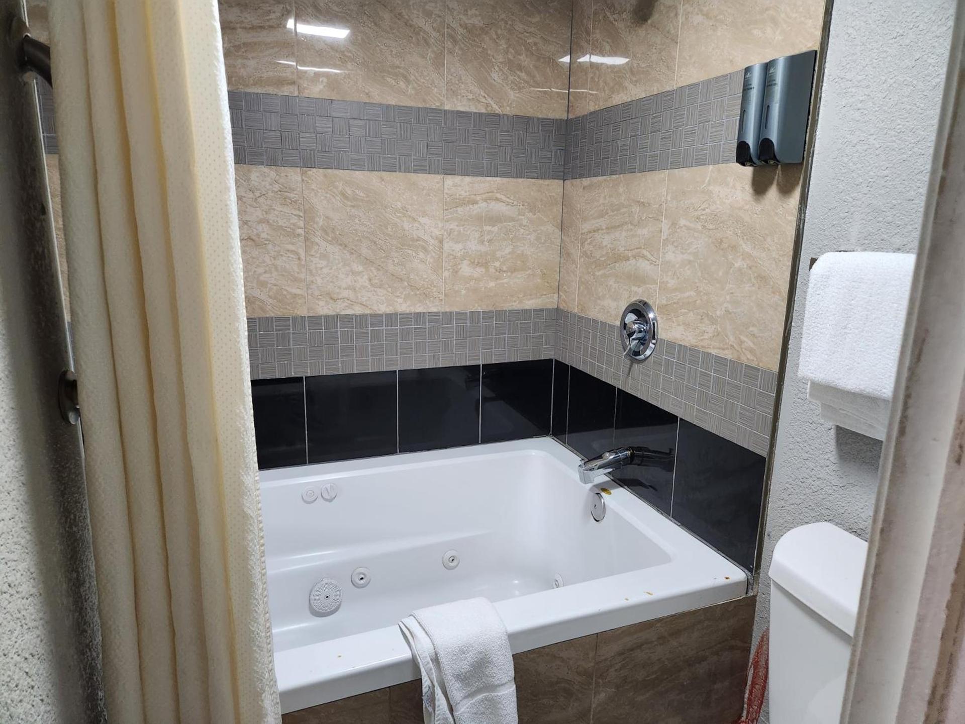 Americas Best Value Inn and Suites Little Rock photo 57
