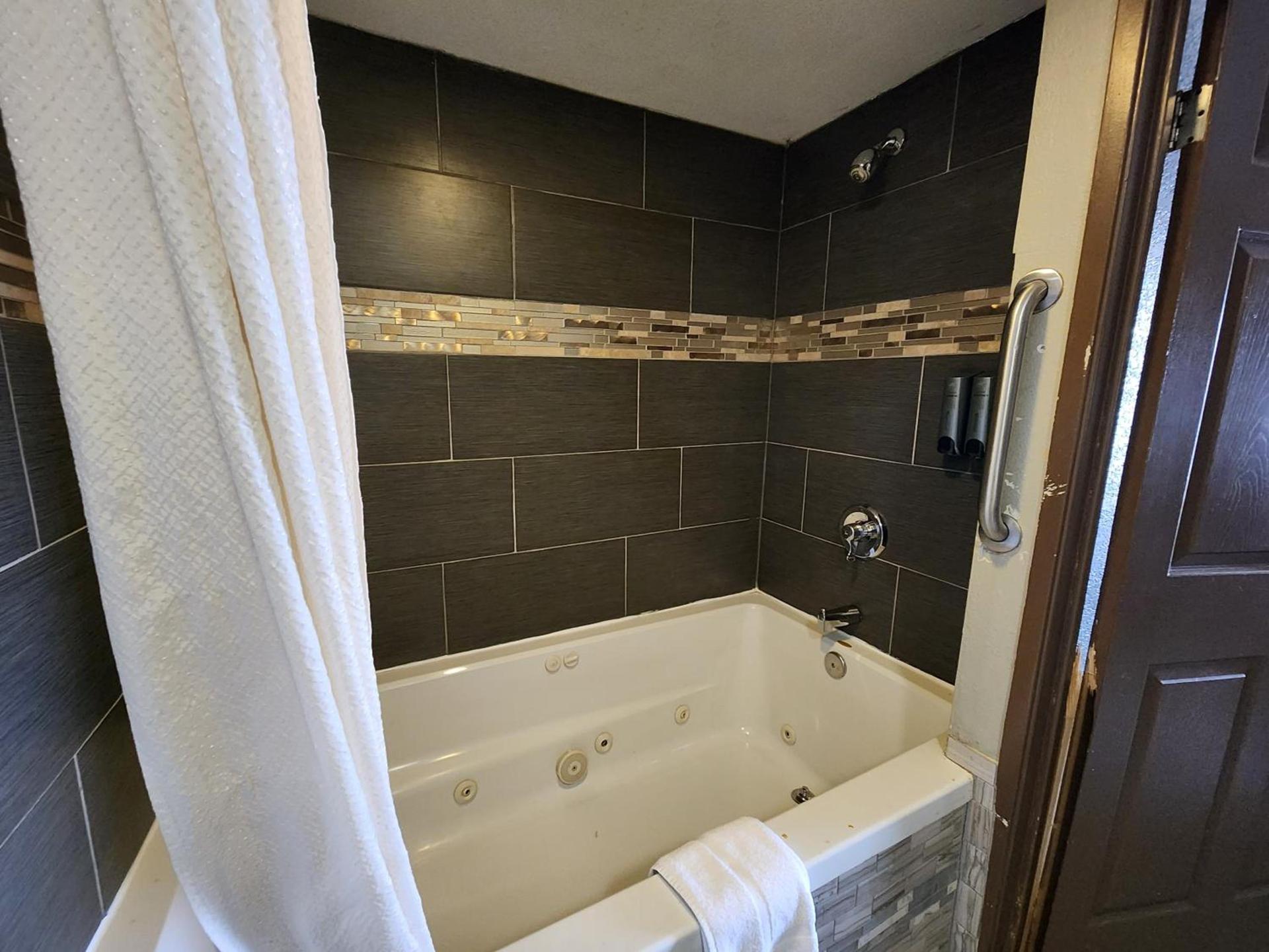 Americas Best Value Inn and Suites Little Rock photo 59