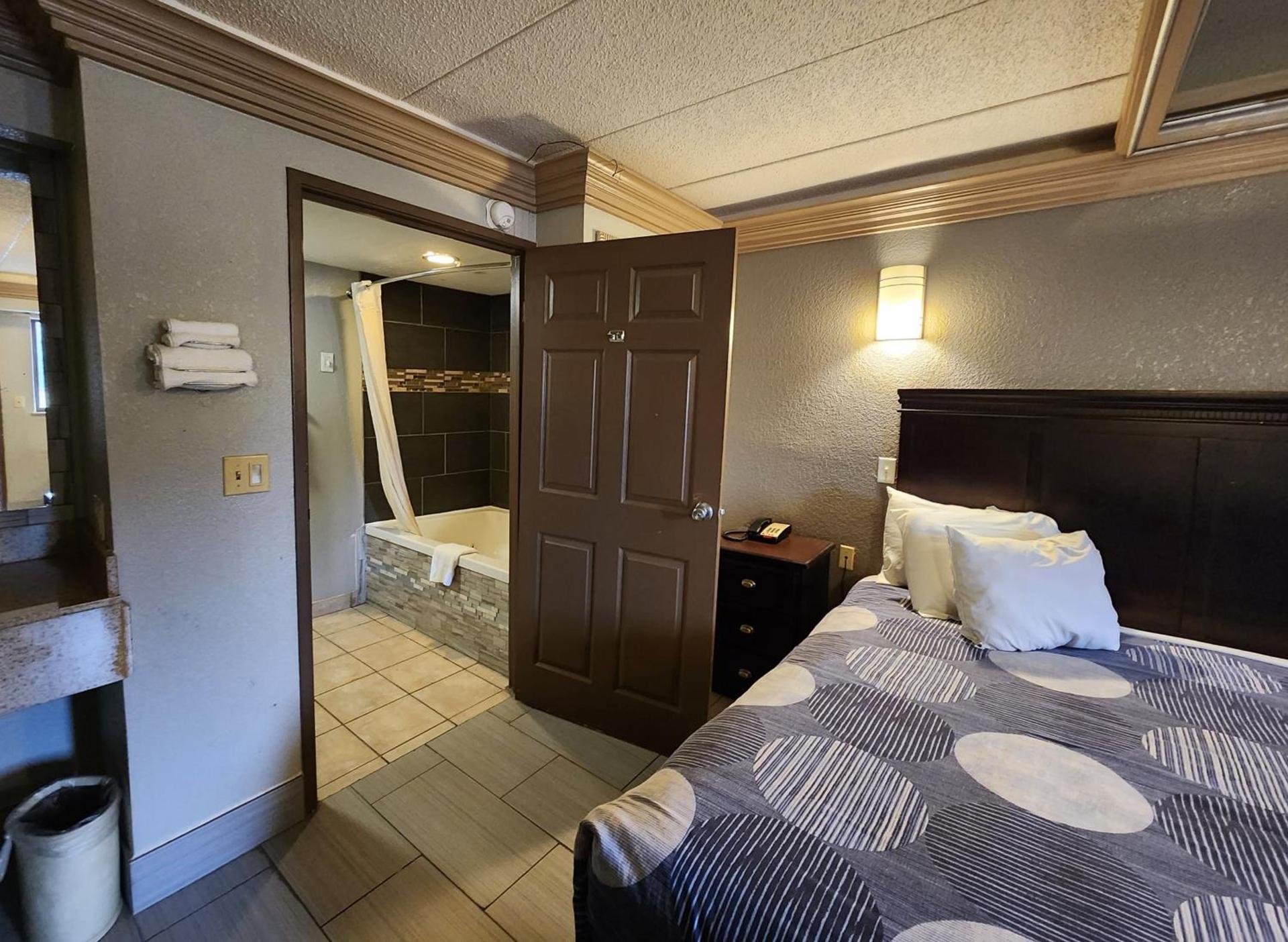 Americas Best Value Inn and Suites Little Rock photo 60