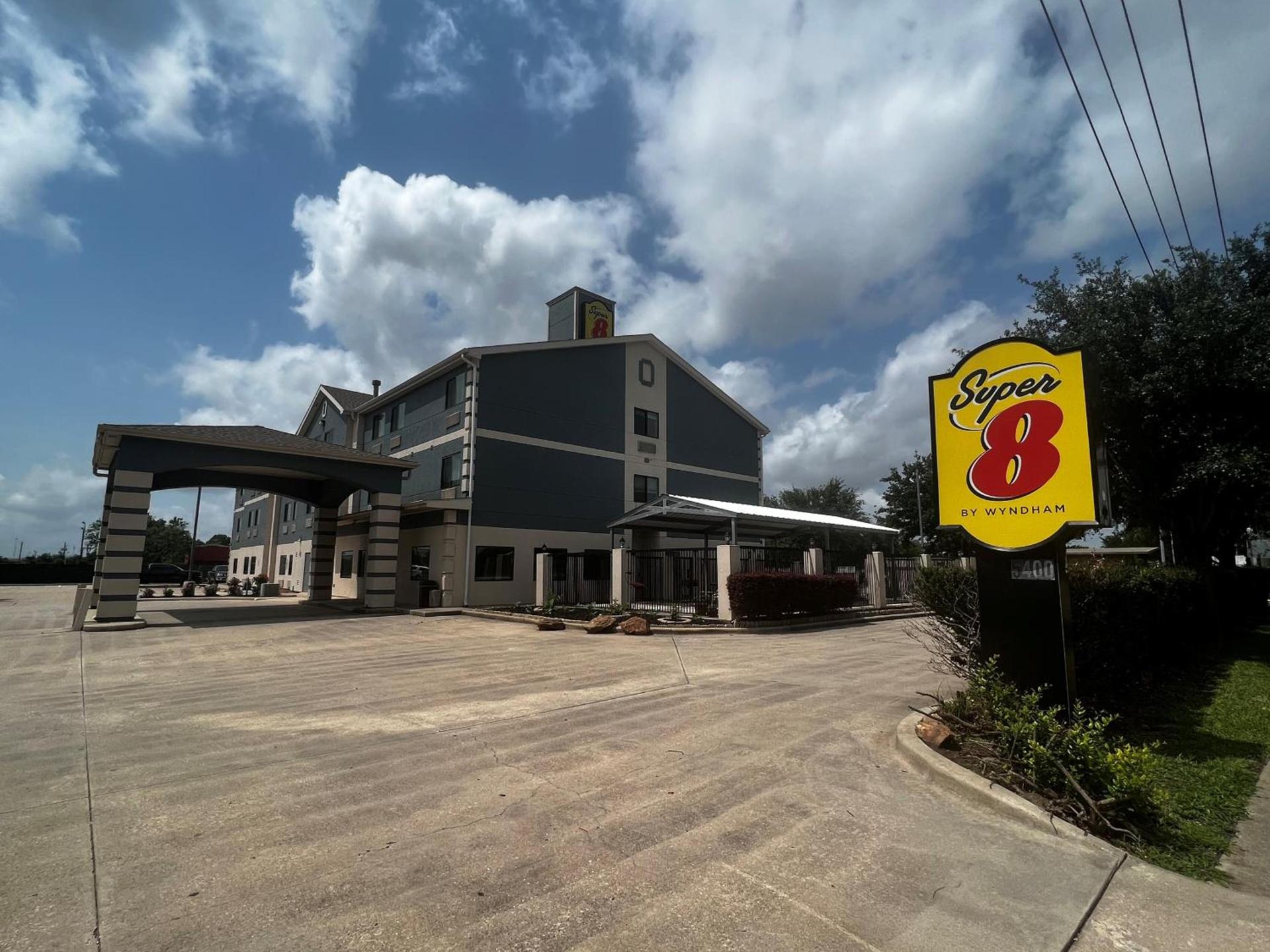 Super 8 by Wyndham Pasadena photo 26