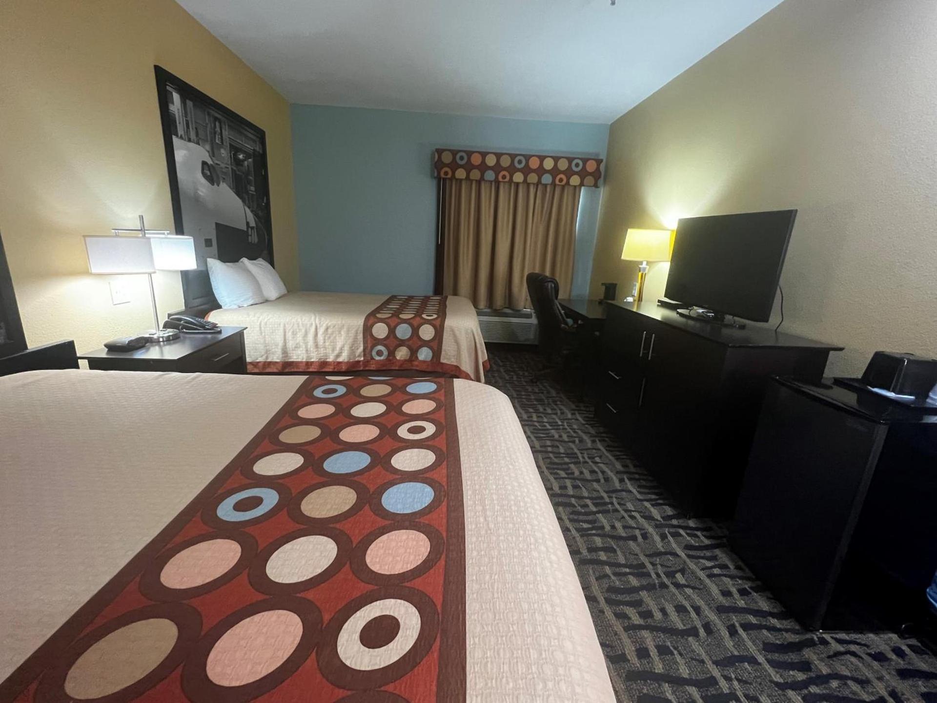 Super 8 by Wyndham Pasadena photo 39