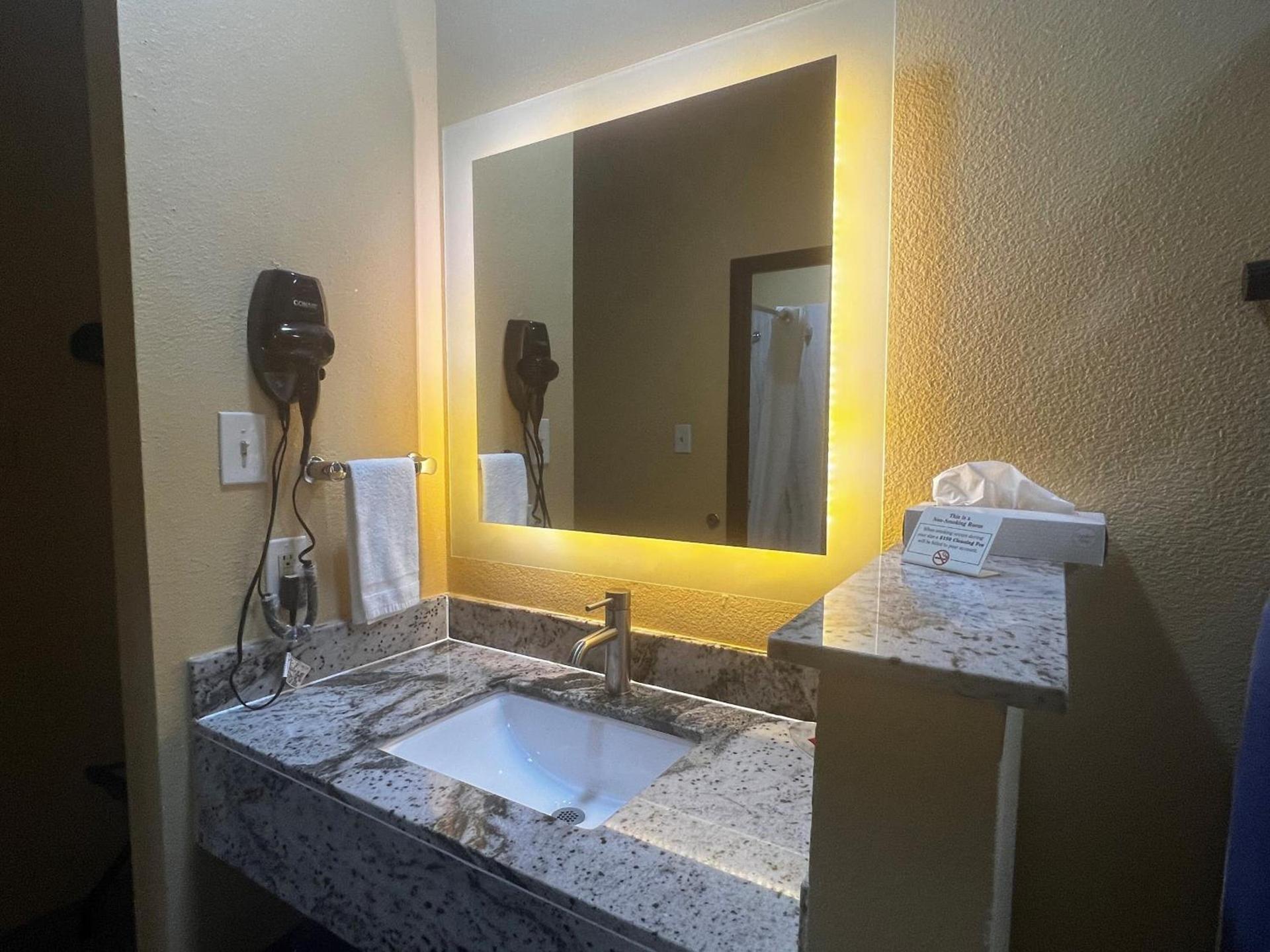 Super 8 by Wyndham Pasadena photo 37