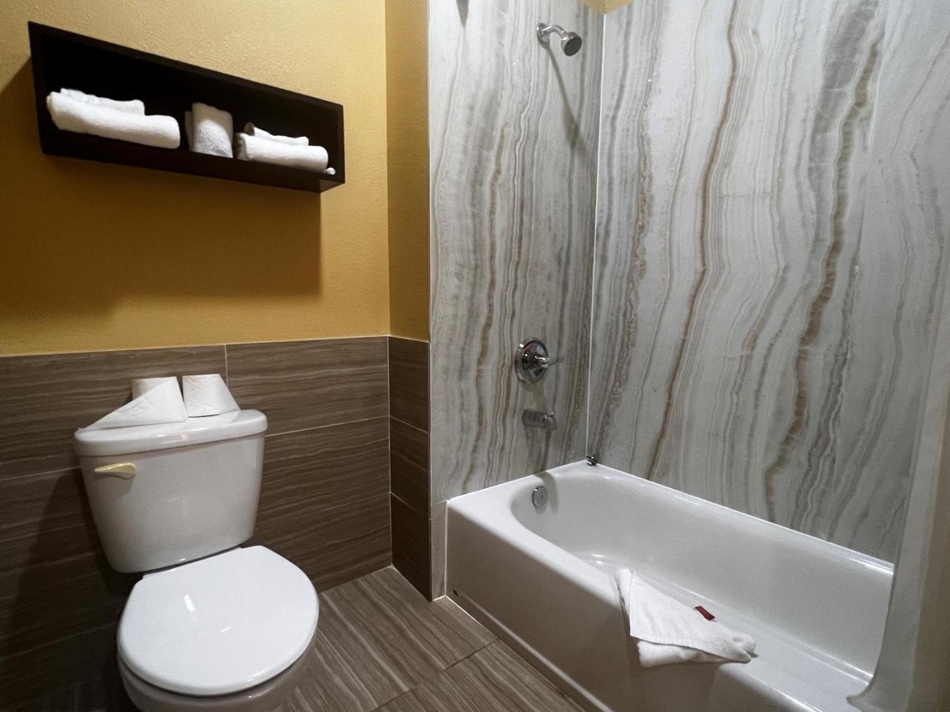 Super 8 by Wyndham Pasadena photo 36