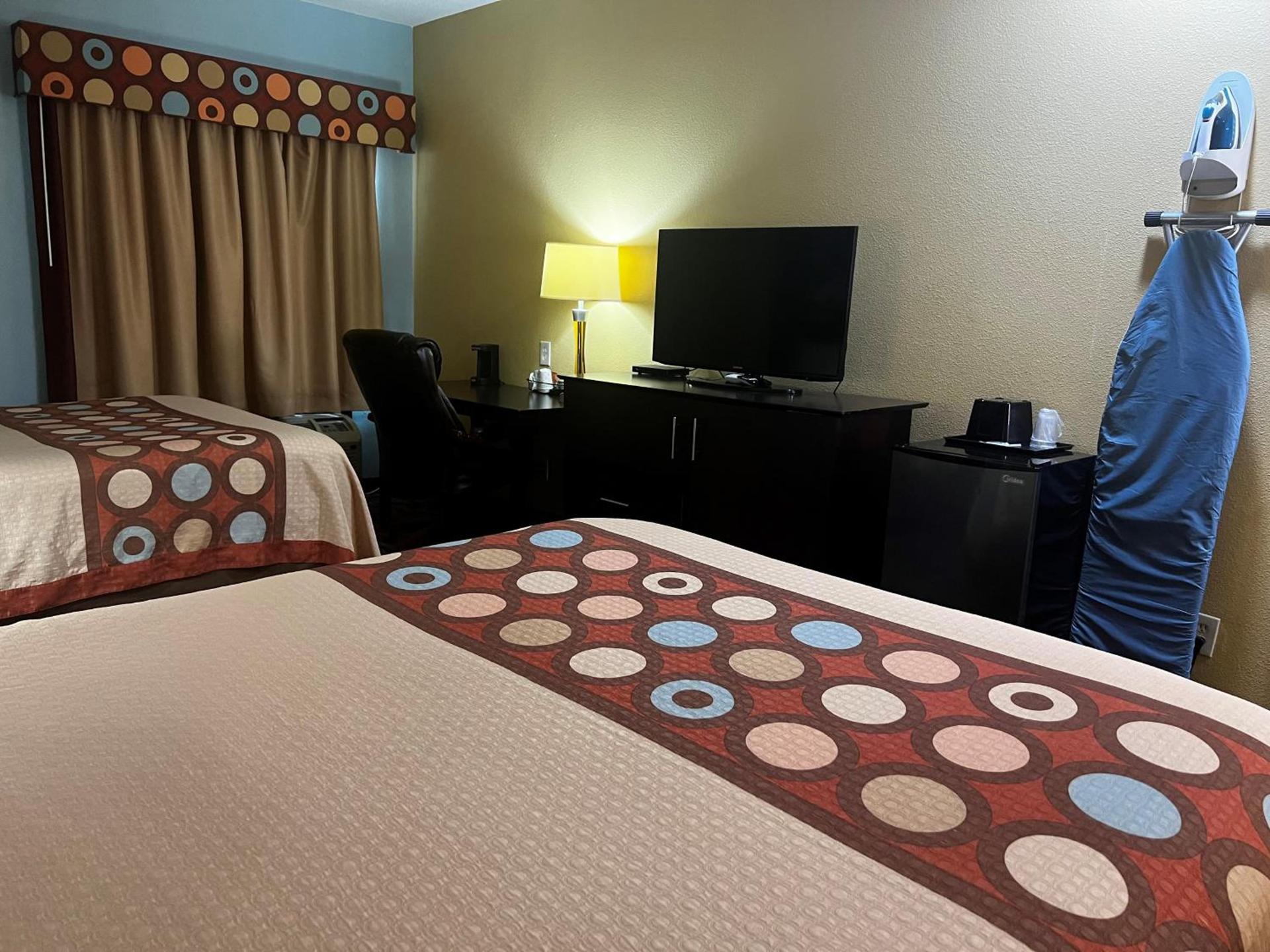 Super 8 by Wyndham Pasadena photo 35