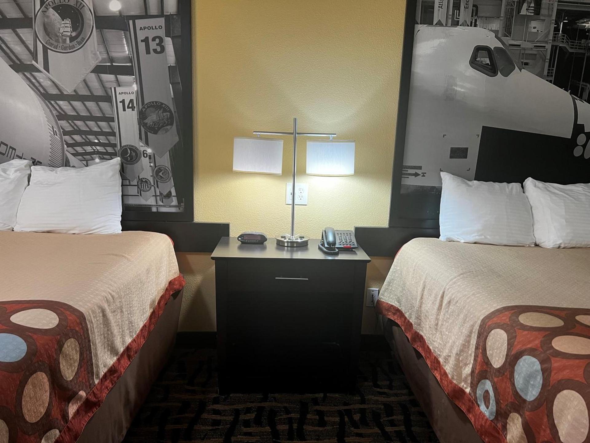 Super 8 by Wyndham Pasadena photo 40