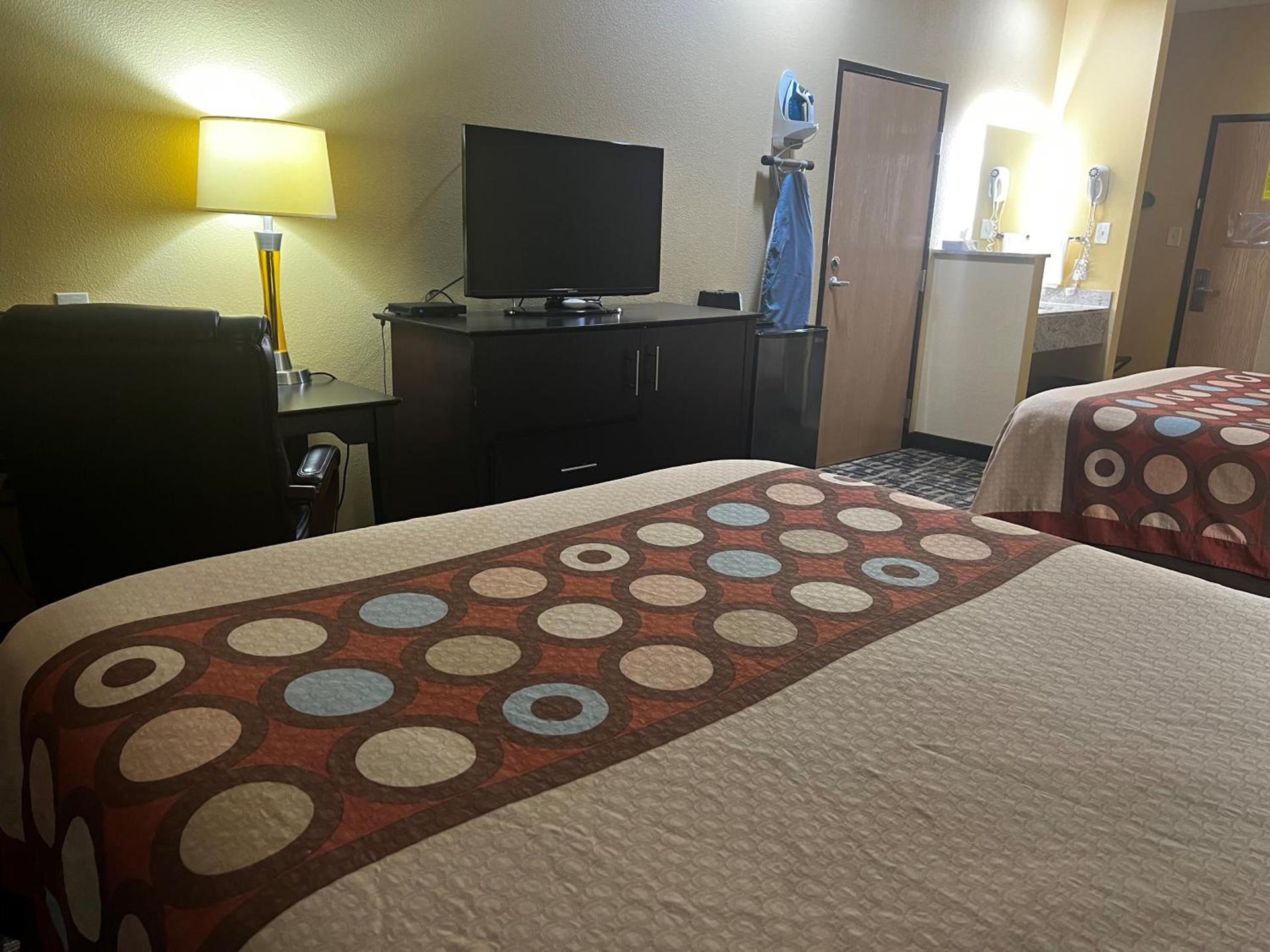 Super 8 by Wyndham Pasadena photo 42