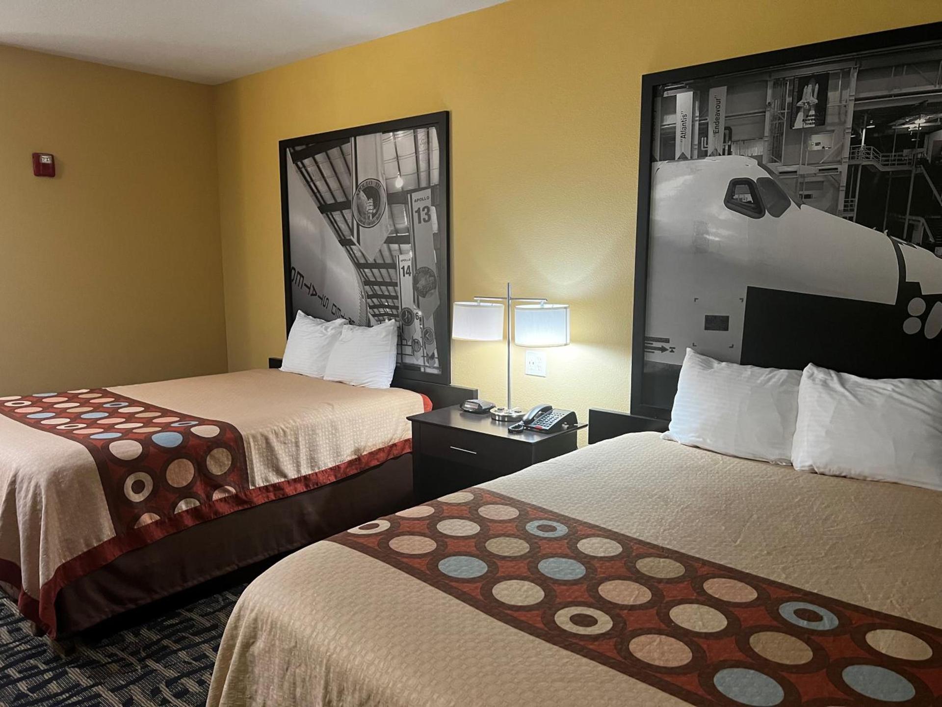 Super 8 by Wyndham Pasadena photo 41