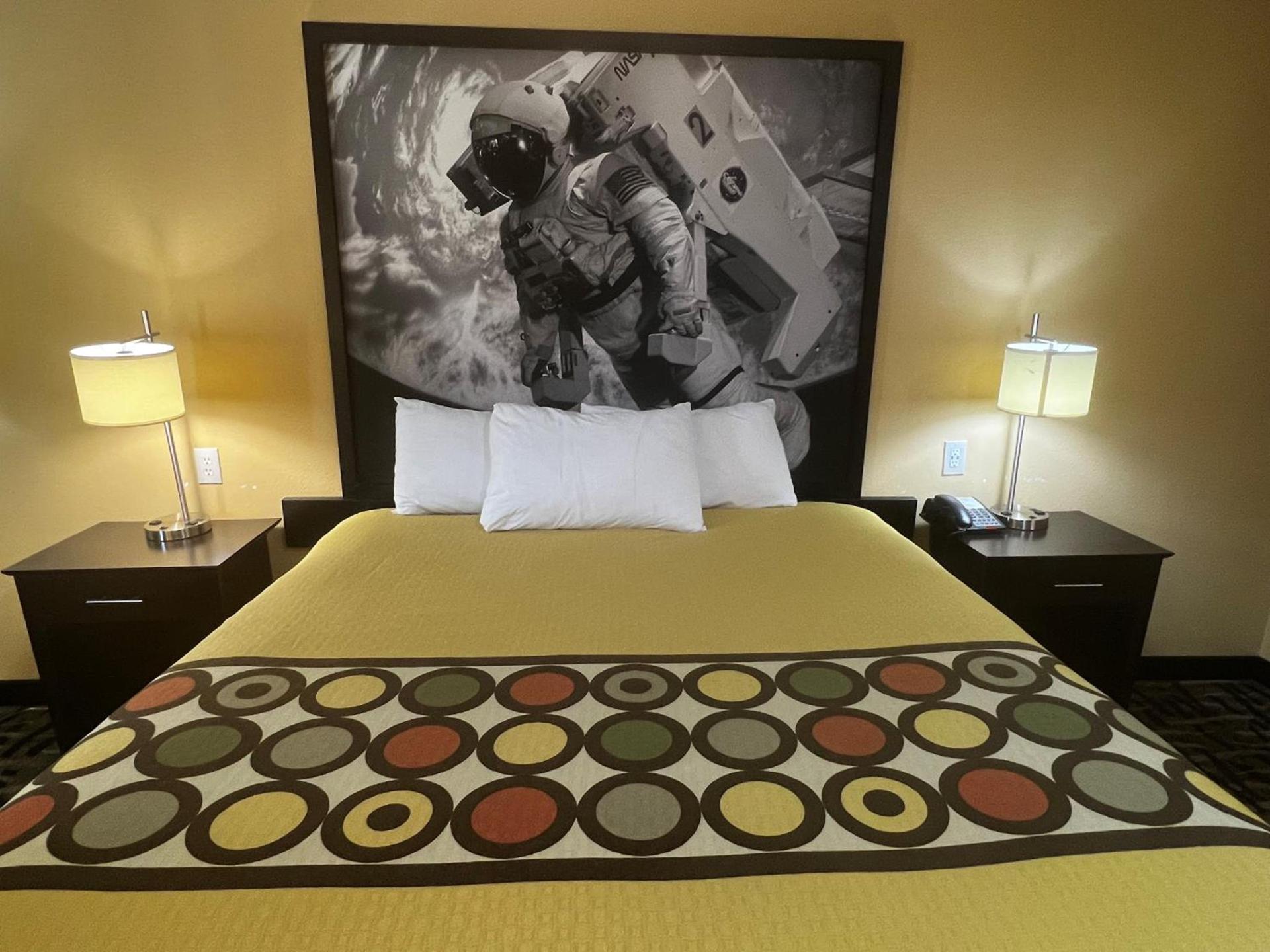 Super 8 by Wyndham Pasadena photo 50