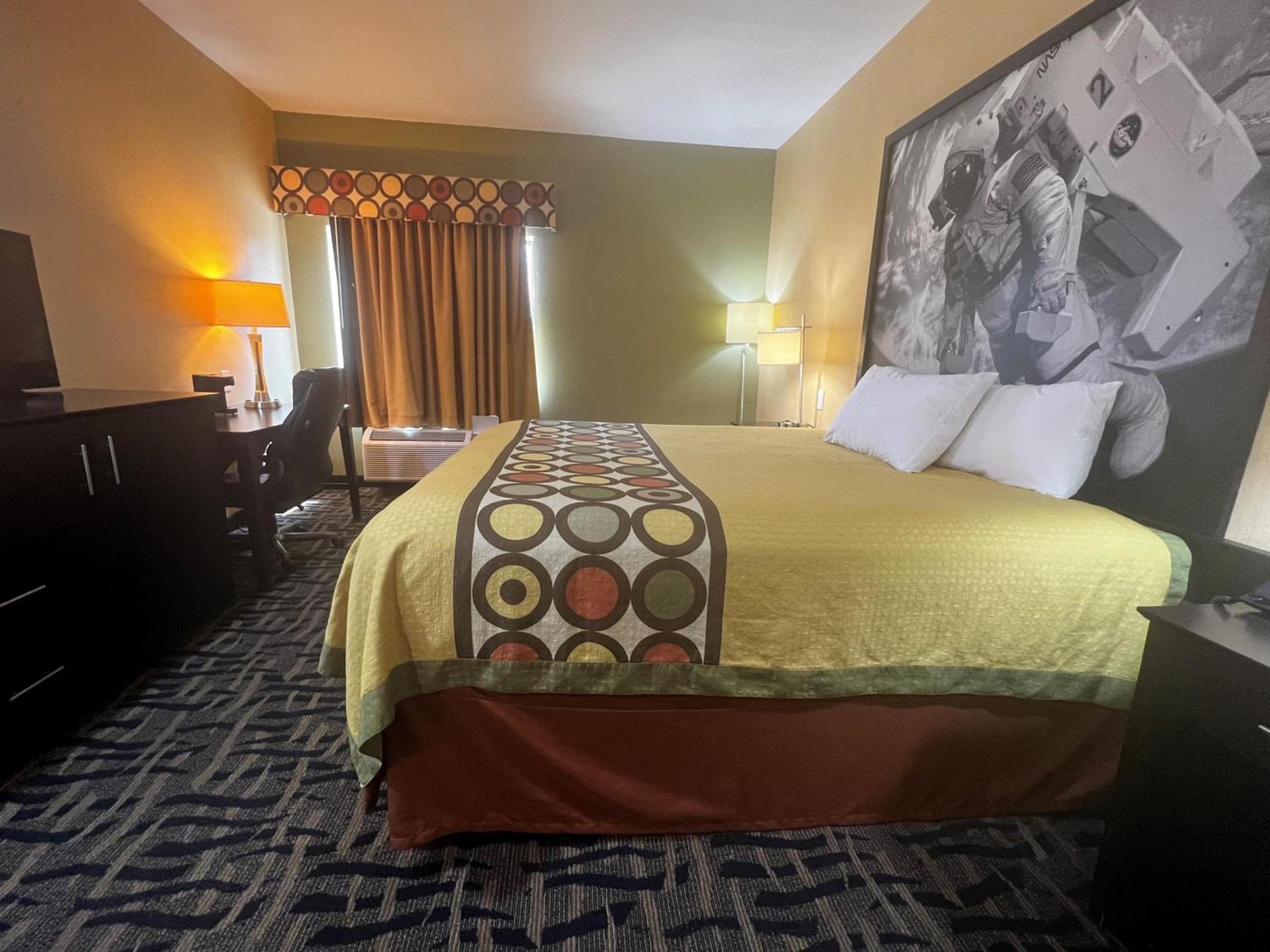 Super 8 by Wyndham Pasadena photo 49