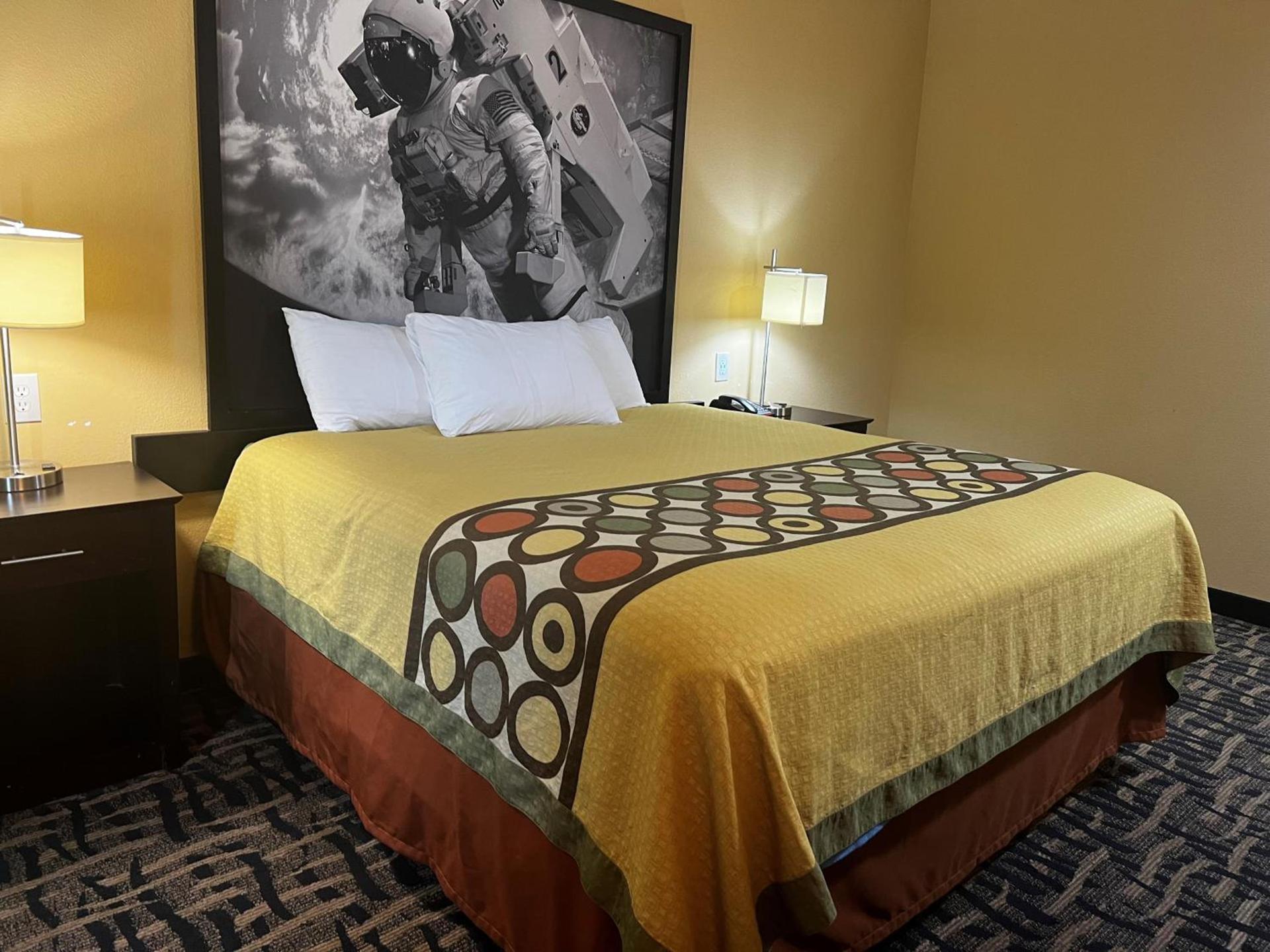 Super 8 by Wyndham Pasadena photo 48