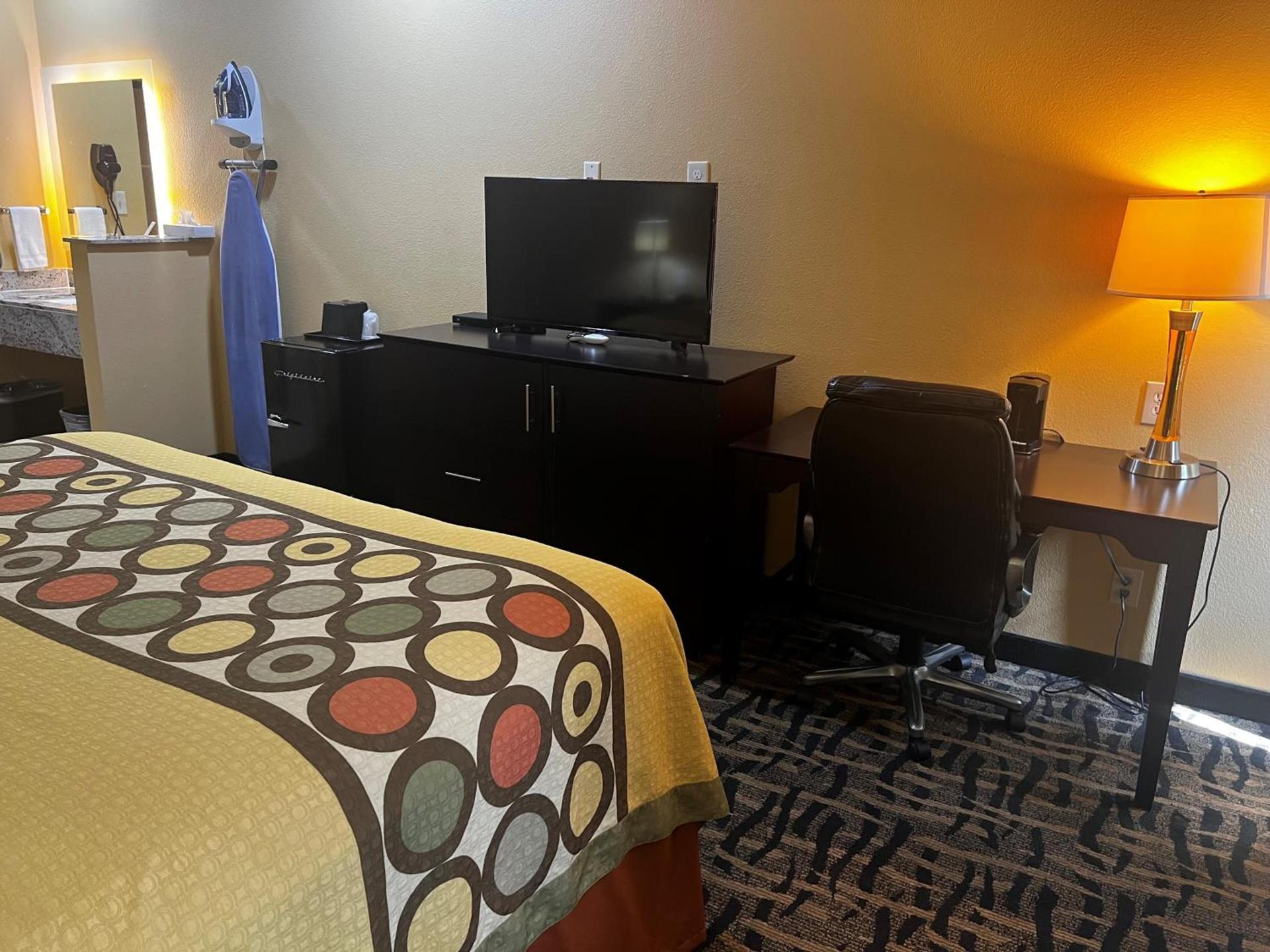 Super 8 by Wyndham Pasadena photo 46