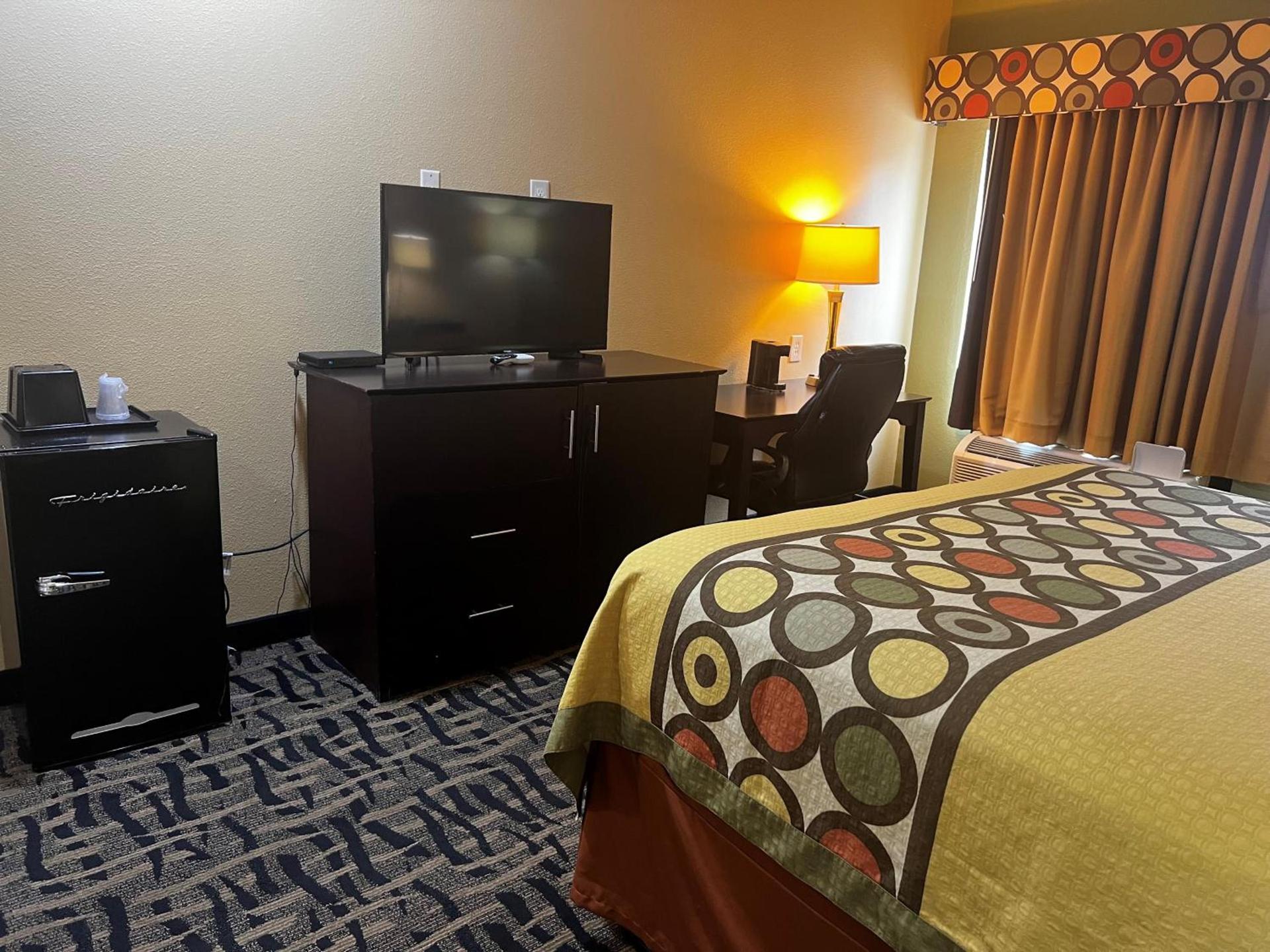 Super 8 by Wyndham Pasadena photo 47