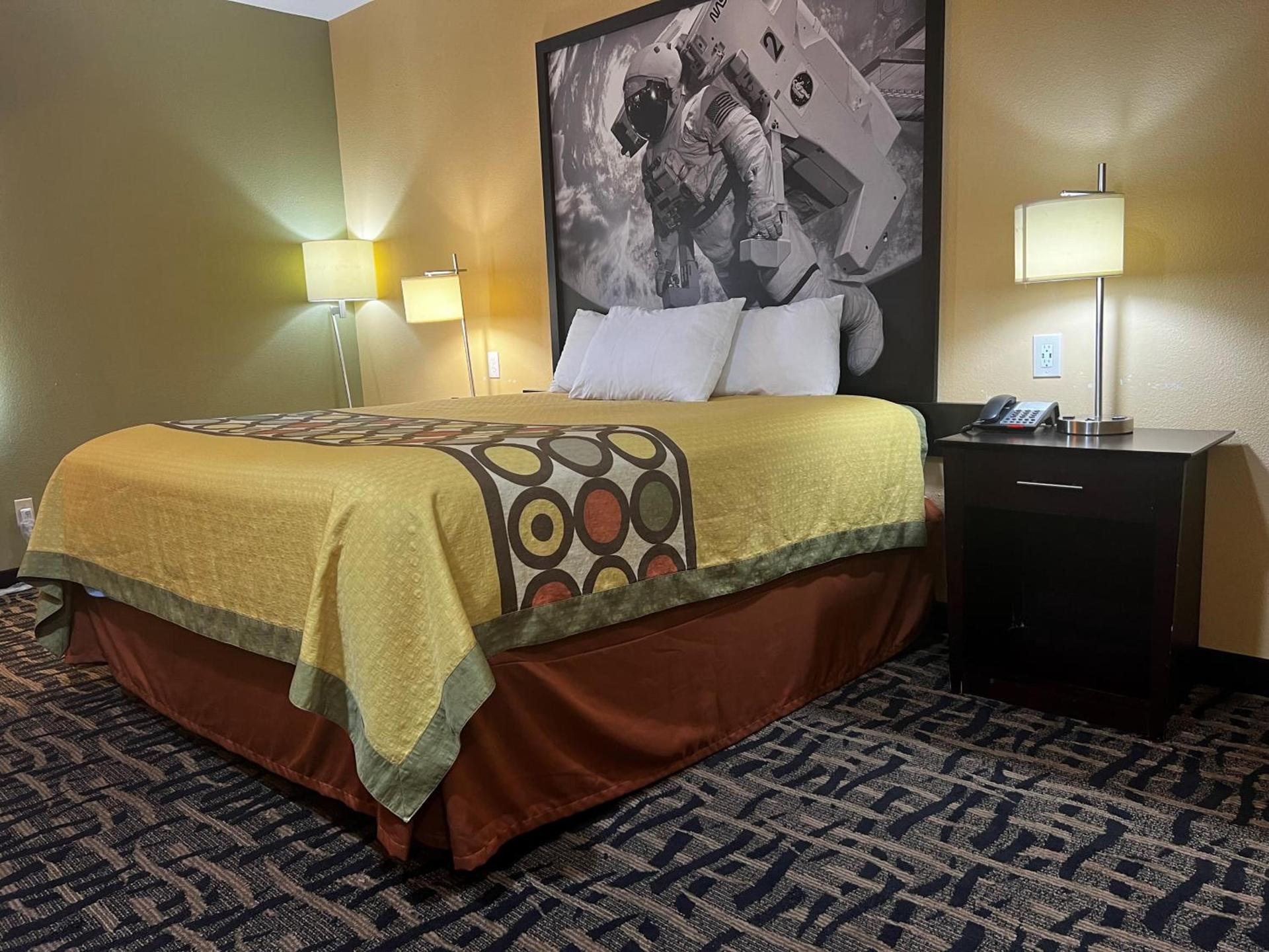 Super 8 by Wyndham Pasadena photo 51