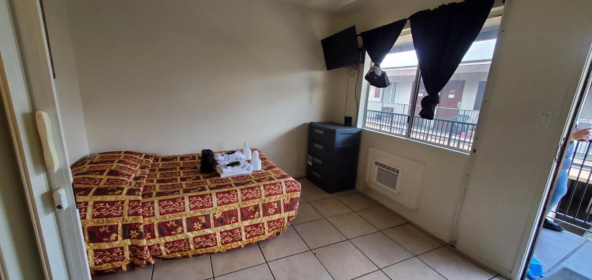 Crown Inn & Suites photo 28
