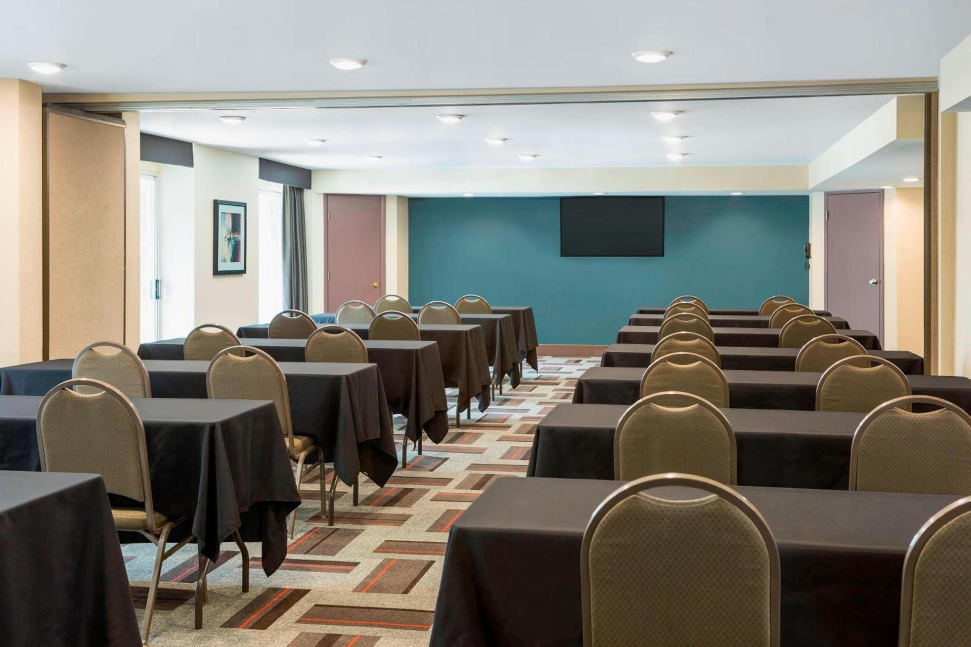 Four Points by Sheraton Buffalo Grove photo 23