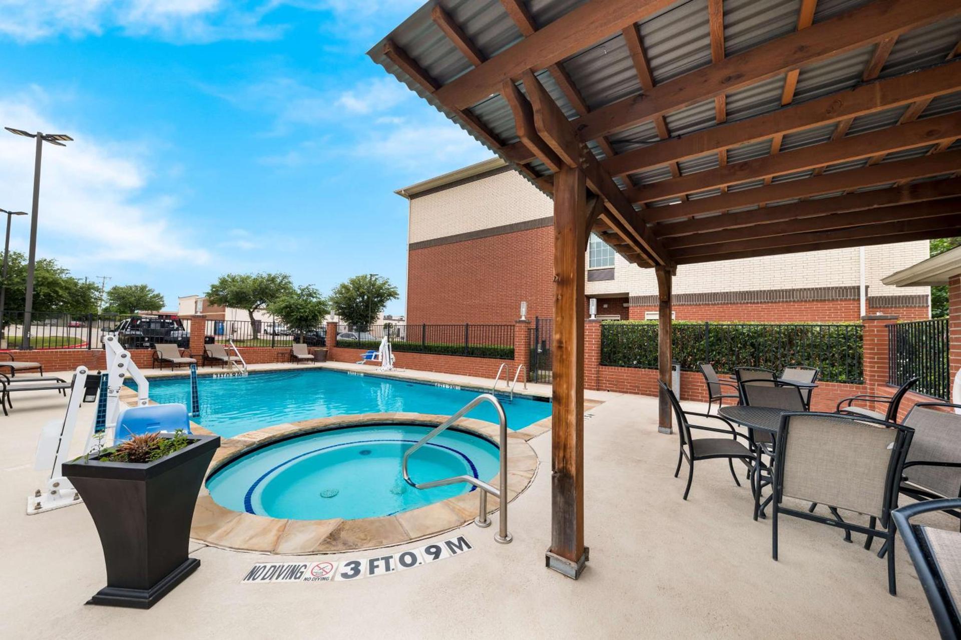 Best Western Plus Lake Dallas Inn & Suites photo 2
