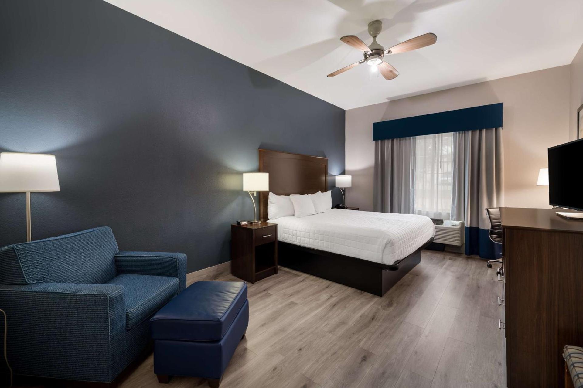 Best Western Plus Lake Dallas Inn & Suites photo 41