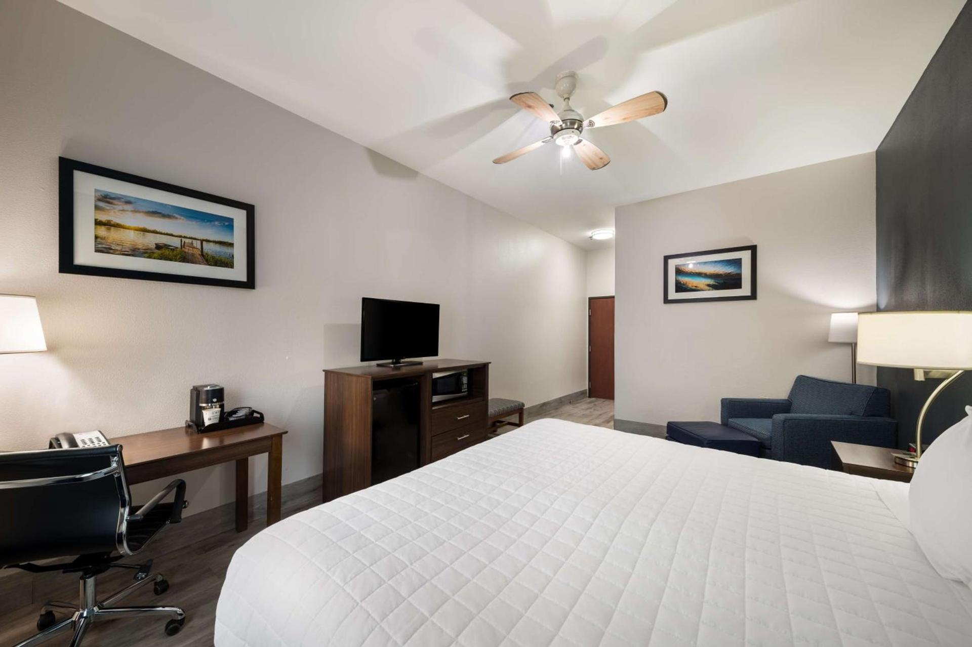 Best Western Plus Lake Dallas Inn & Suites photo 10