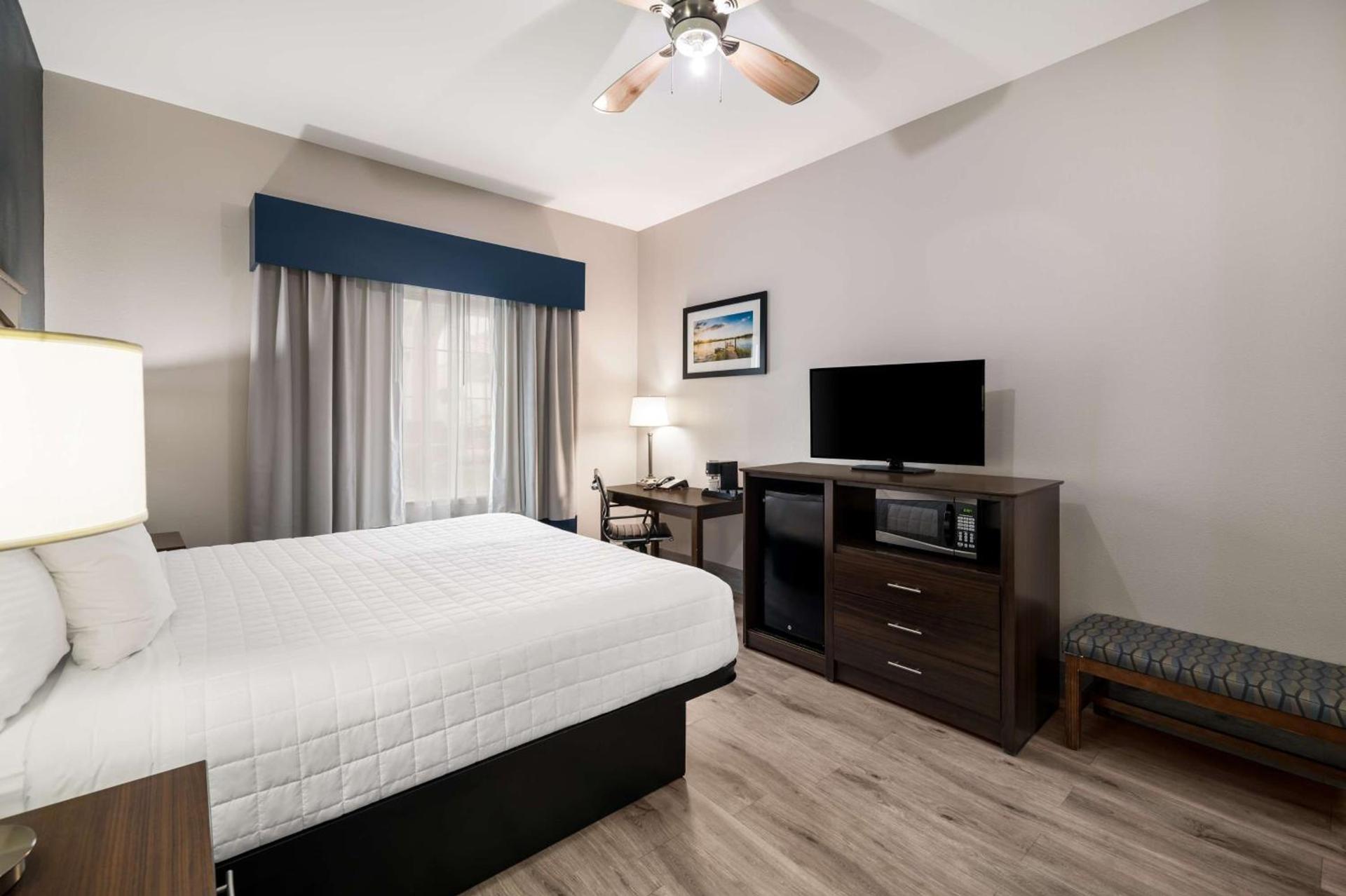 Best Western Plus Lake Dallas Inn & Suites photo 9