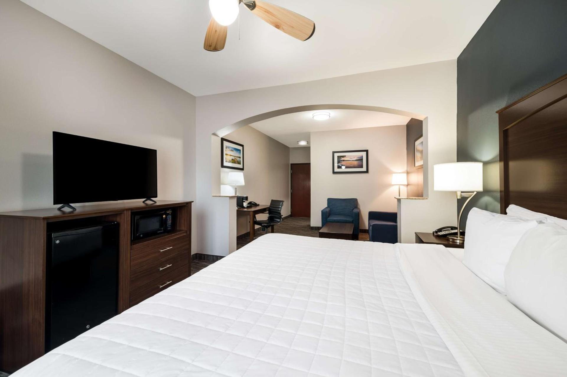 Best Western Plus Lake Dallas Inn & Suites photo 17