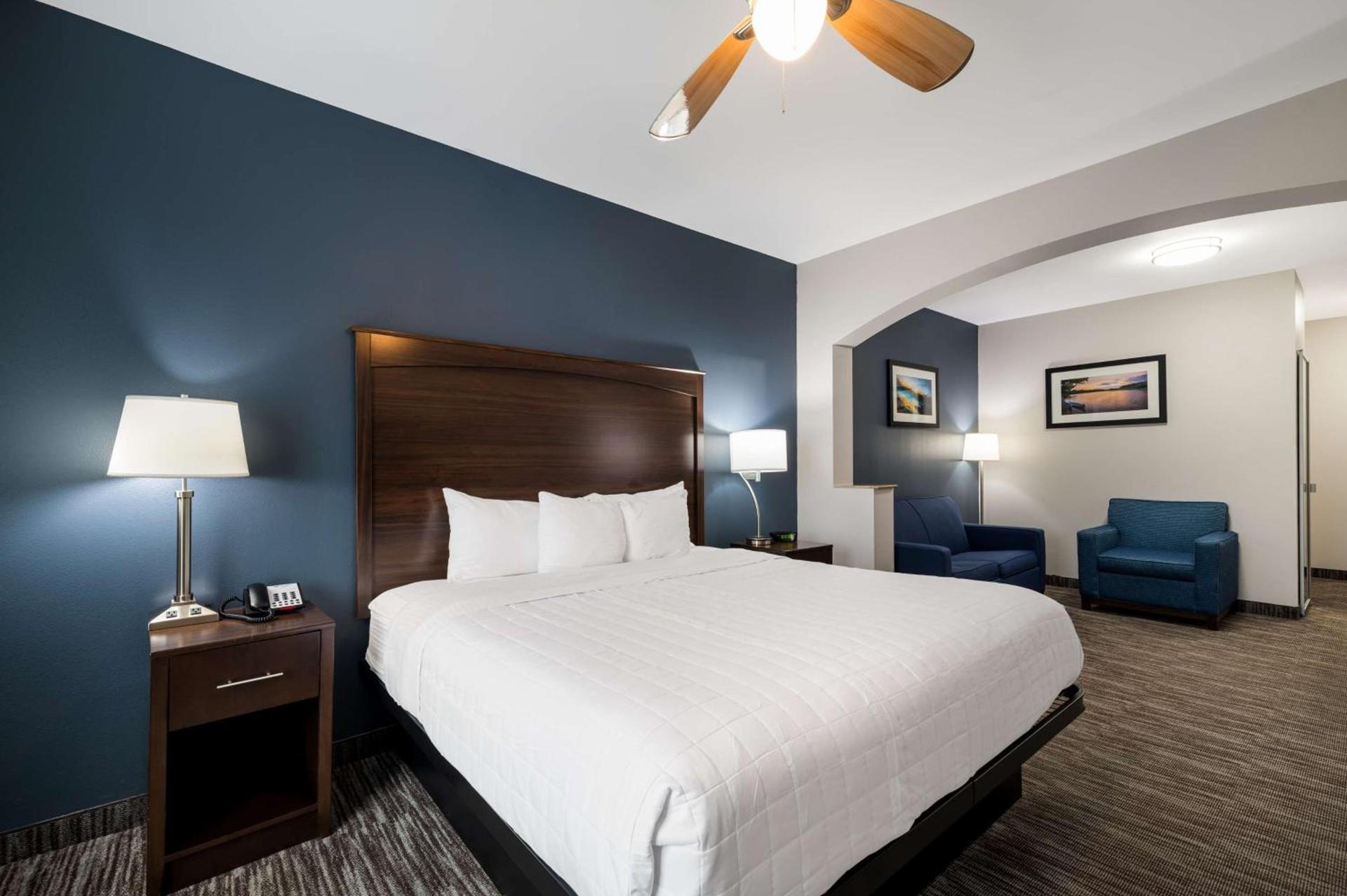 Best Western Plus Lake Dallas Inn & Suites photo 30