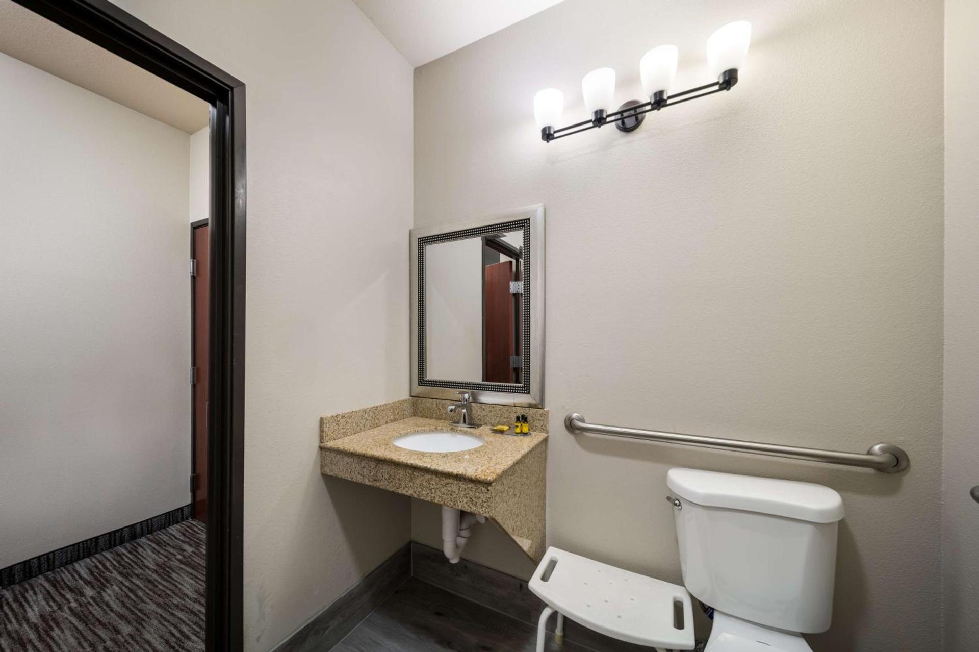 Best Western Plus Lake Dallas Inn & Suites photo 26