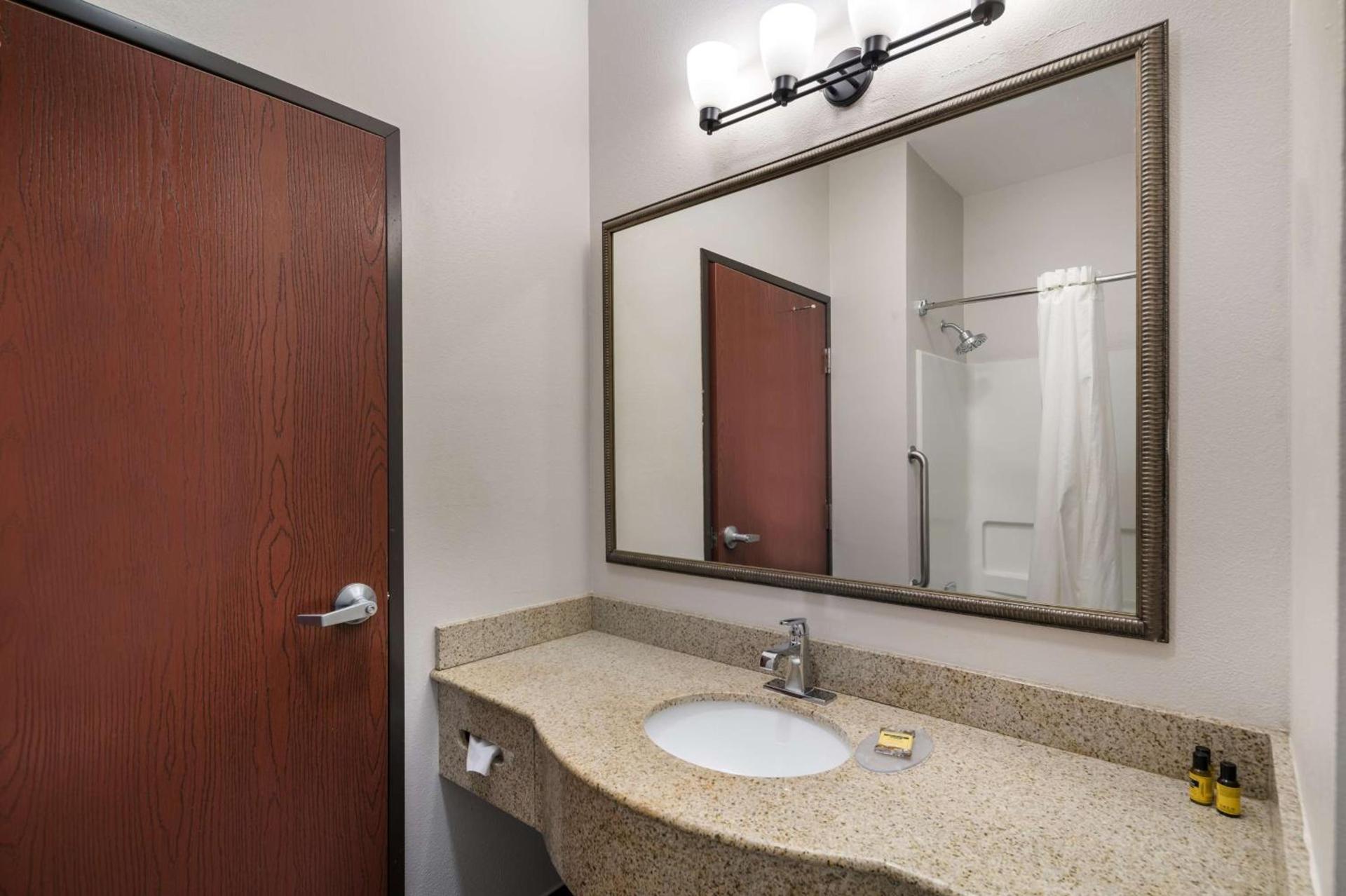 Best Western Plus Lake Dallas Inn & Suites photo 22