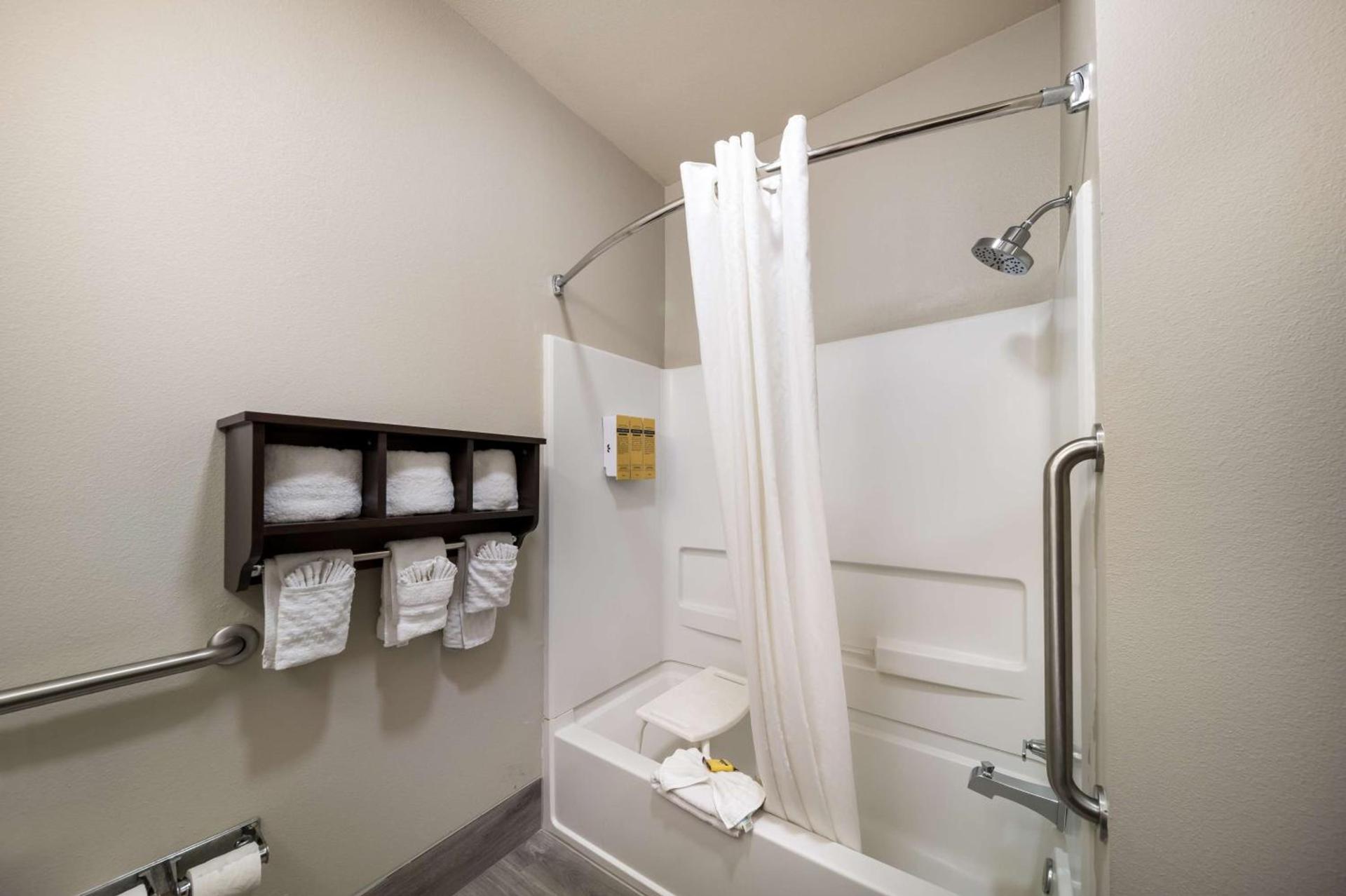 Best Western Plus Lake Dallas Inn & Suites photo 27