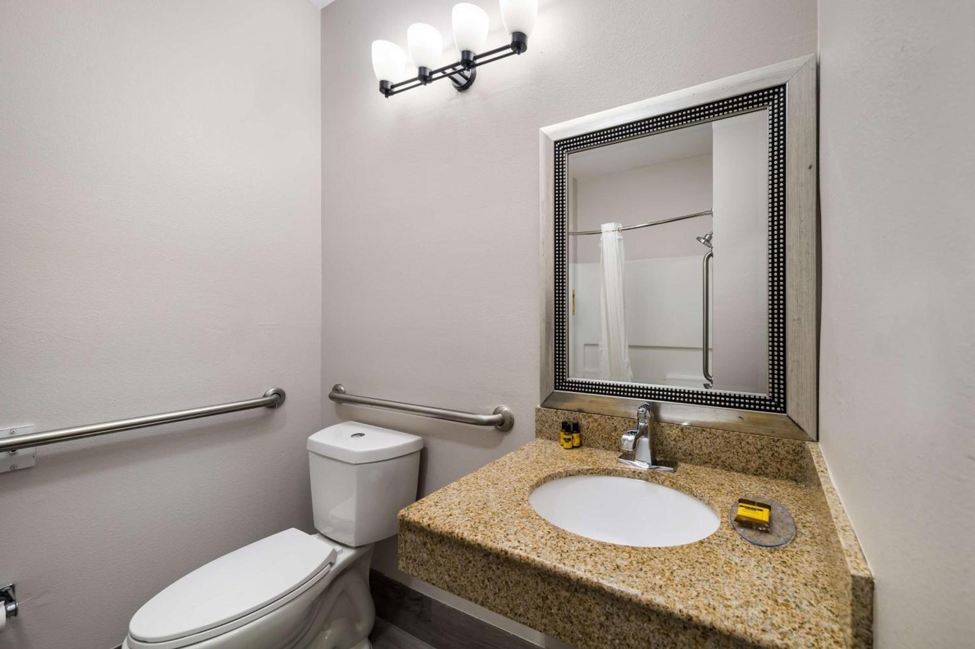 Best Western Plus Lake Dallas Inn & Suites photo 32
