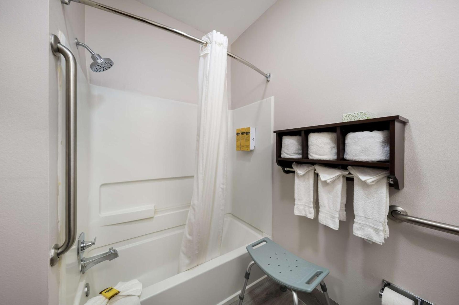 Best Western Plus Lake Dallas Inn & Suites photo 31