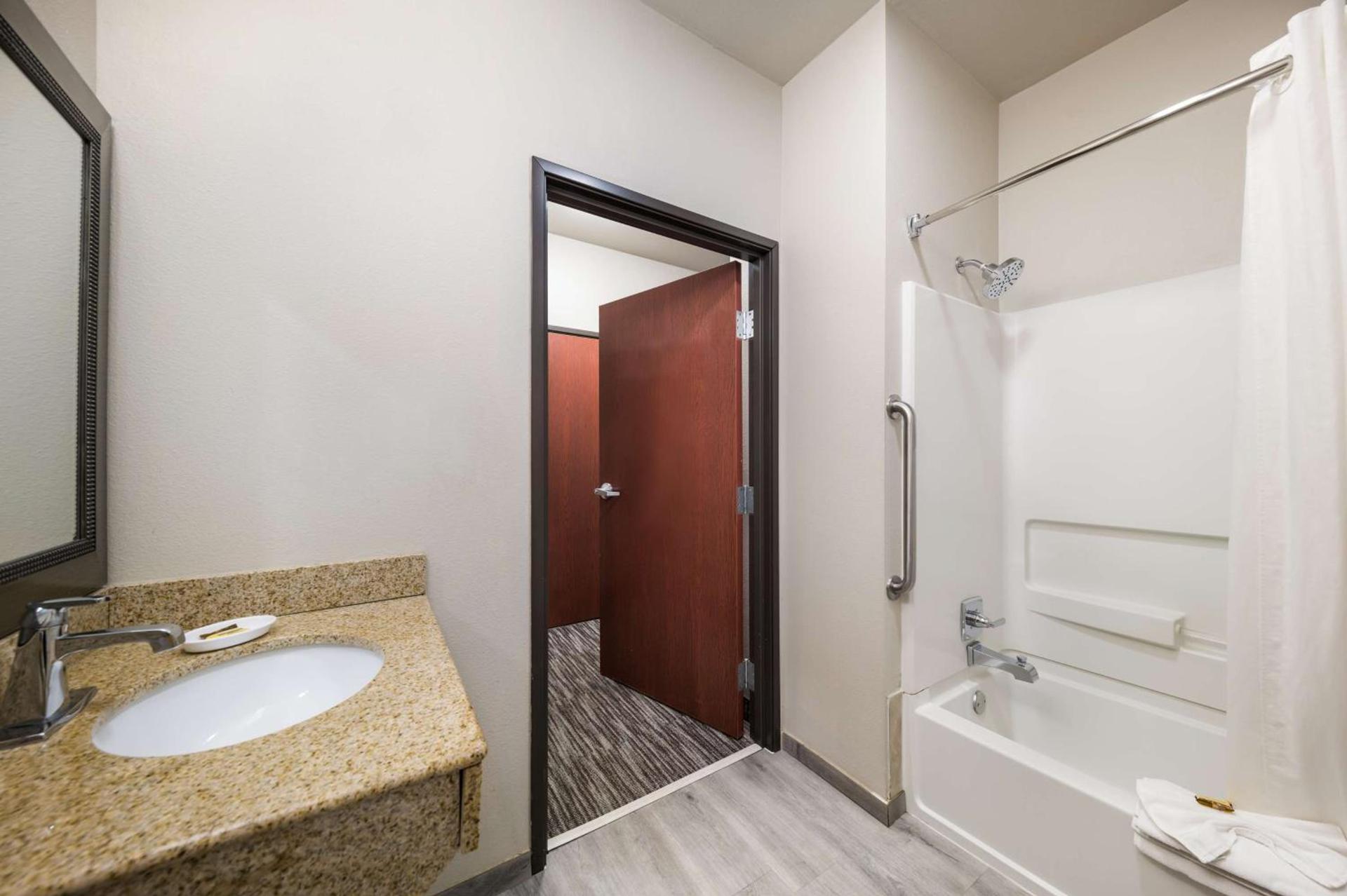Best Western Plus Lake Dallas Inn & Suites photo 36