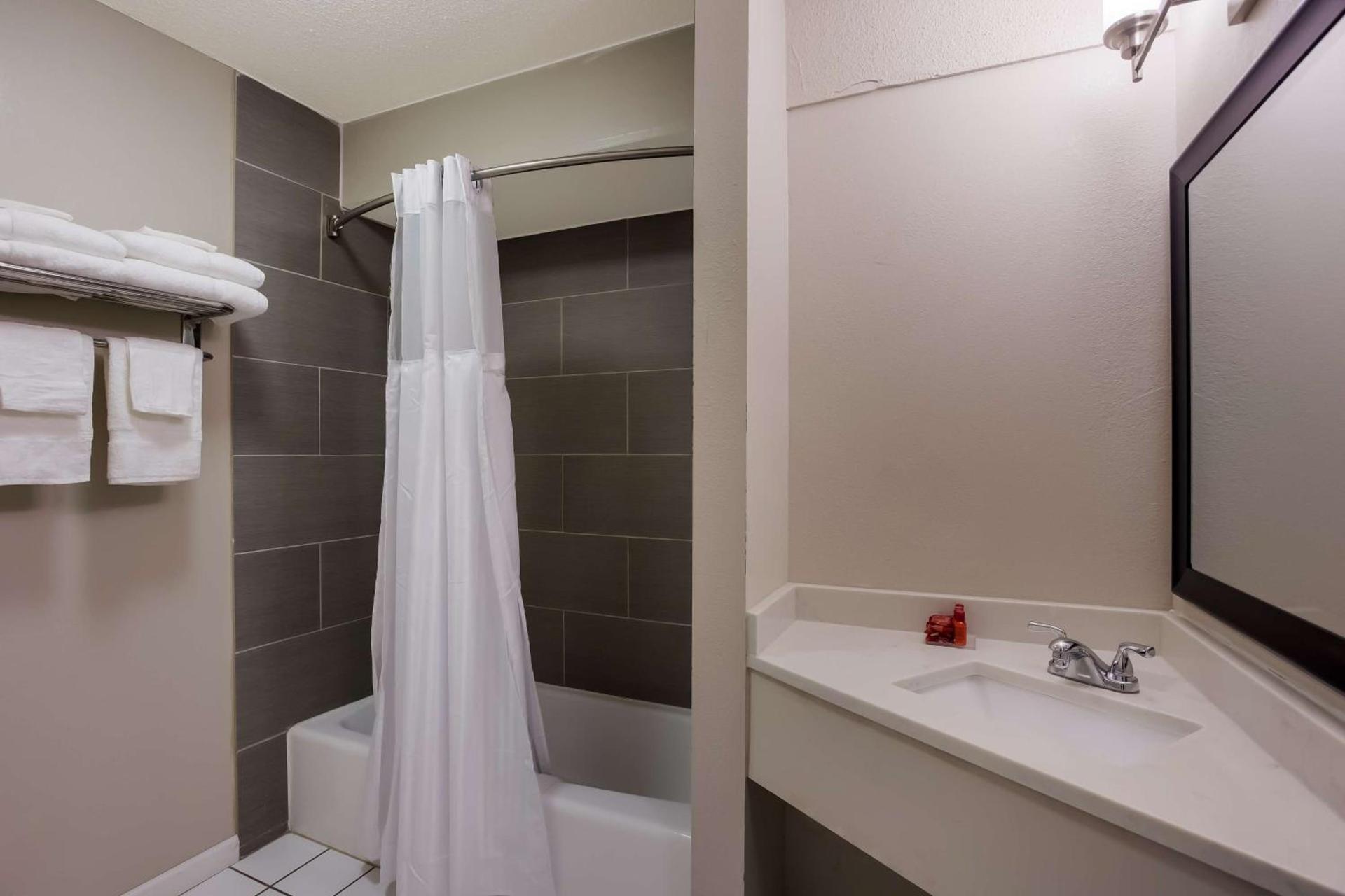 SureStay Hotel by Best Western Higginsville photo 23