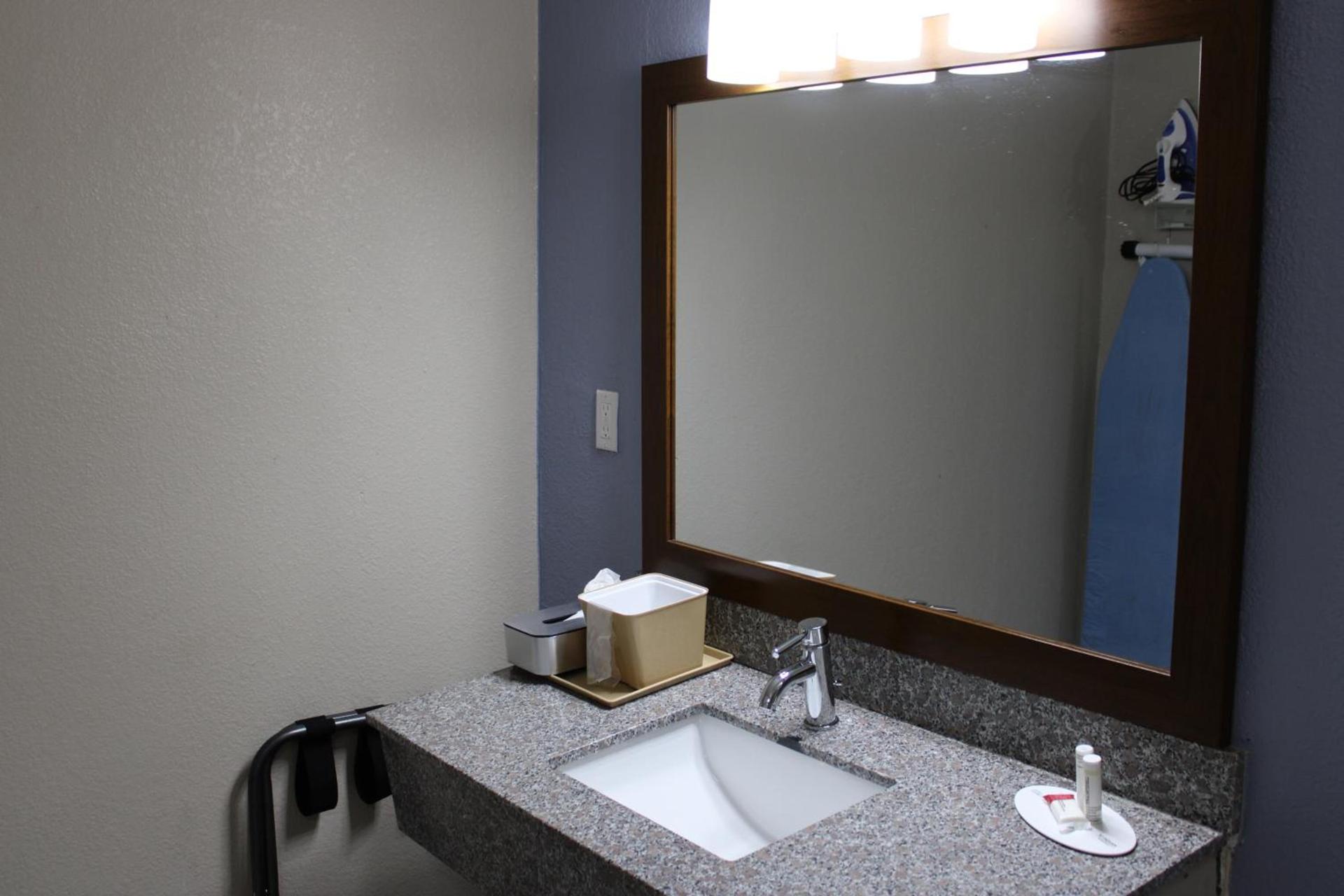 Super 8 by Wyndham Morganton photo 17