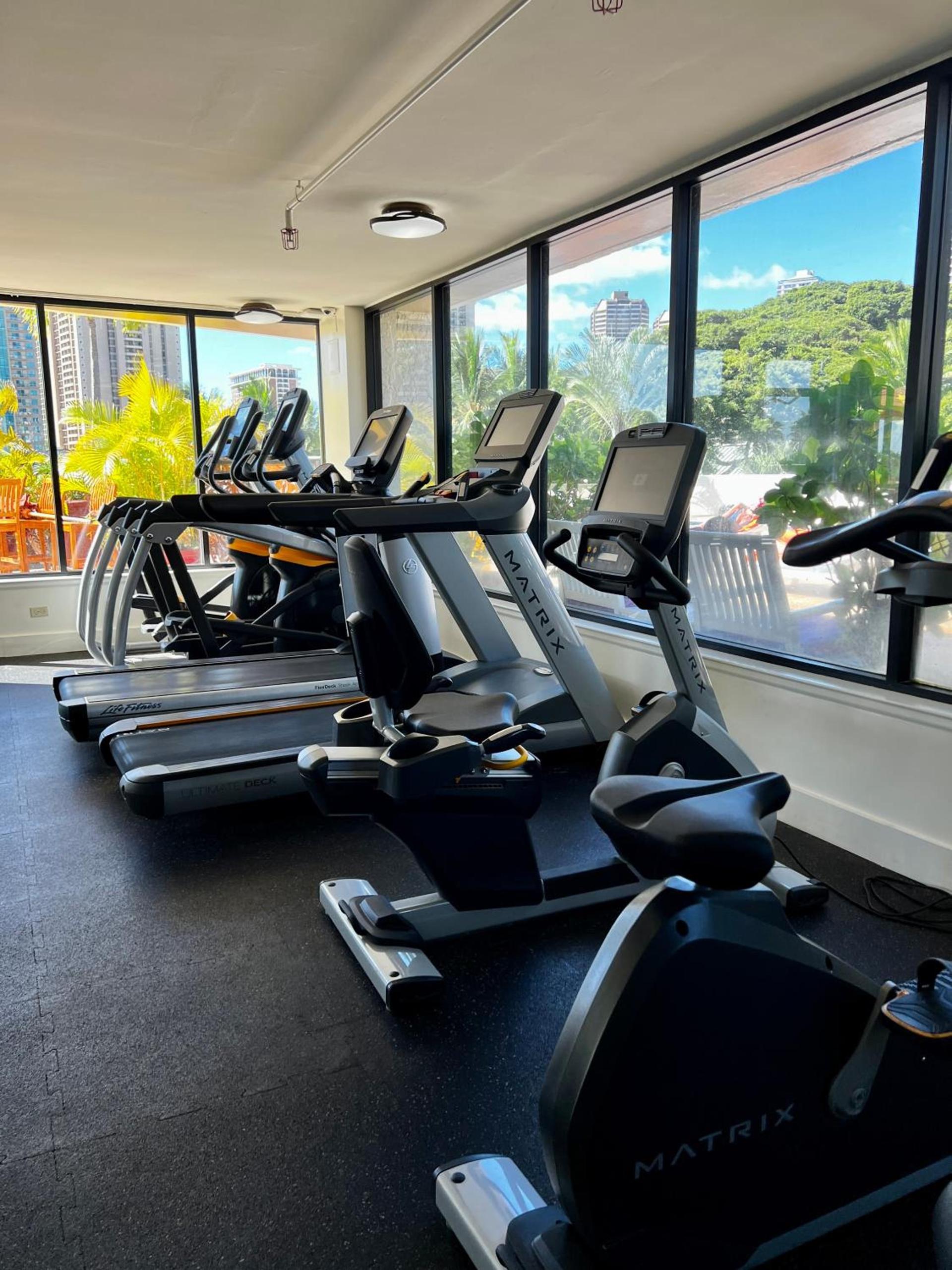 Luana Waikiki Park Views - no resort fees & FREE parking photo 7