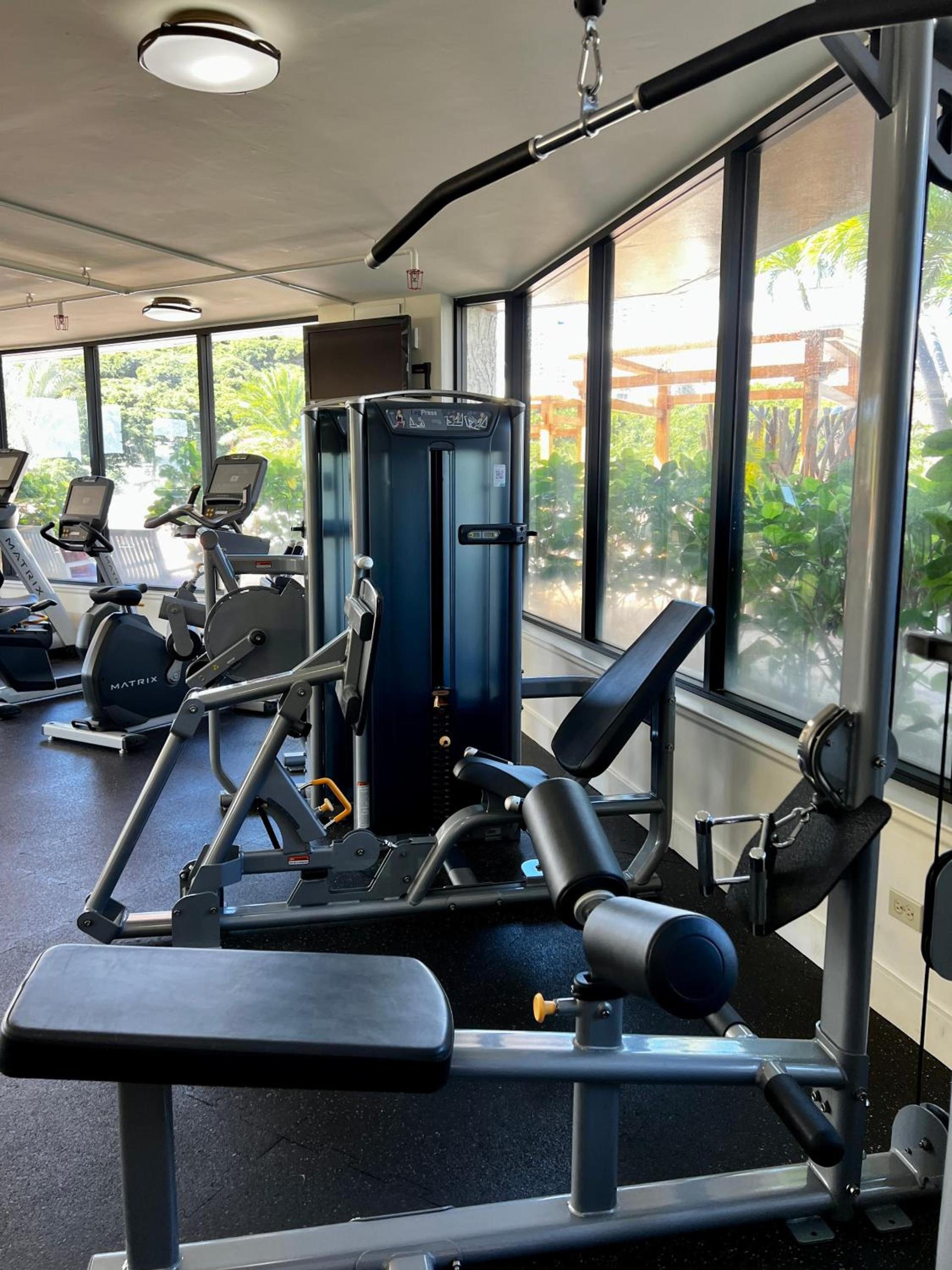 Luana Waikiki Park Views - no resort fees & FREE parking photo 8