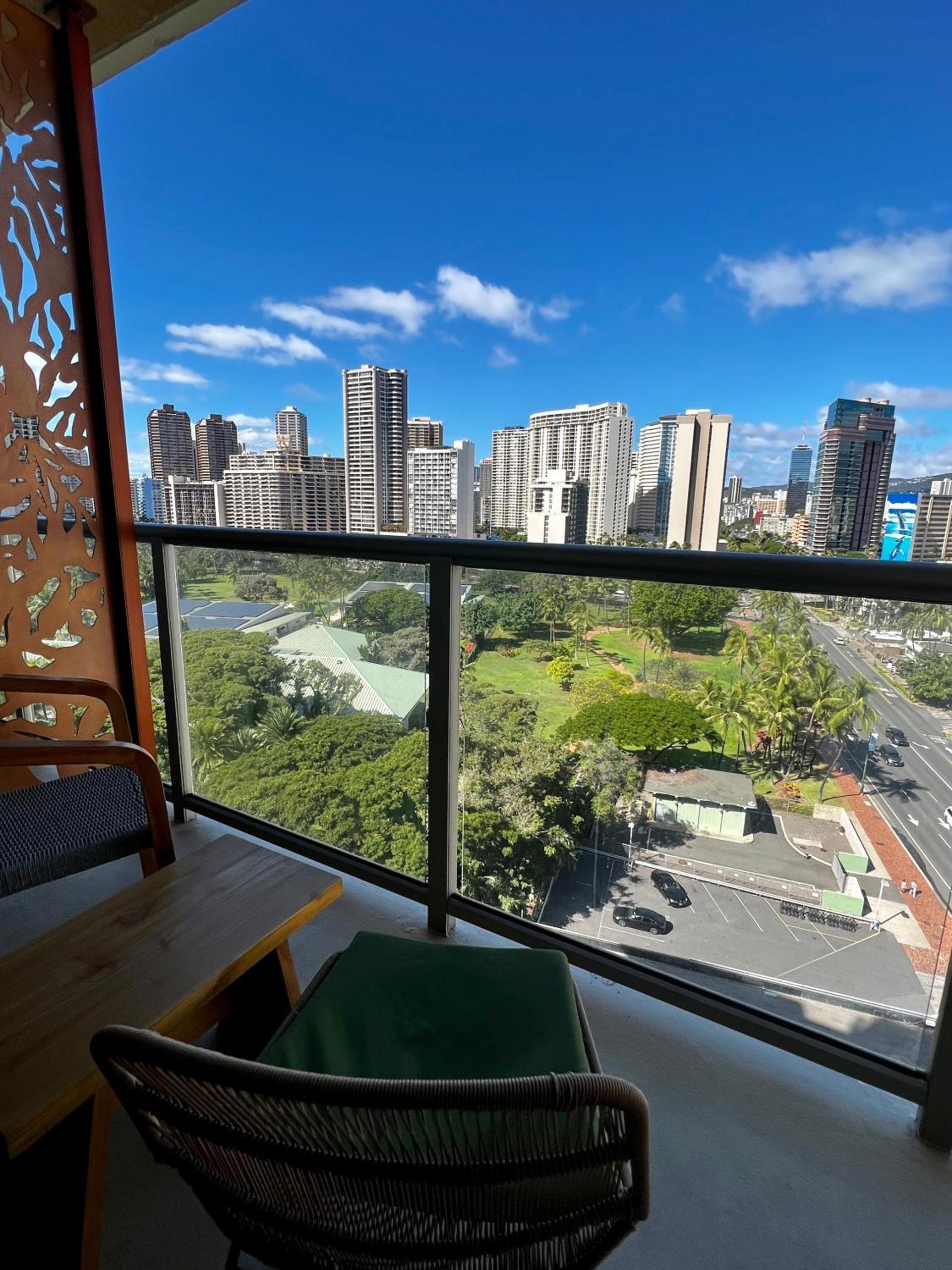 Luana Waikiki Park Views - no resort fees & FREE parking photo 15
