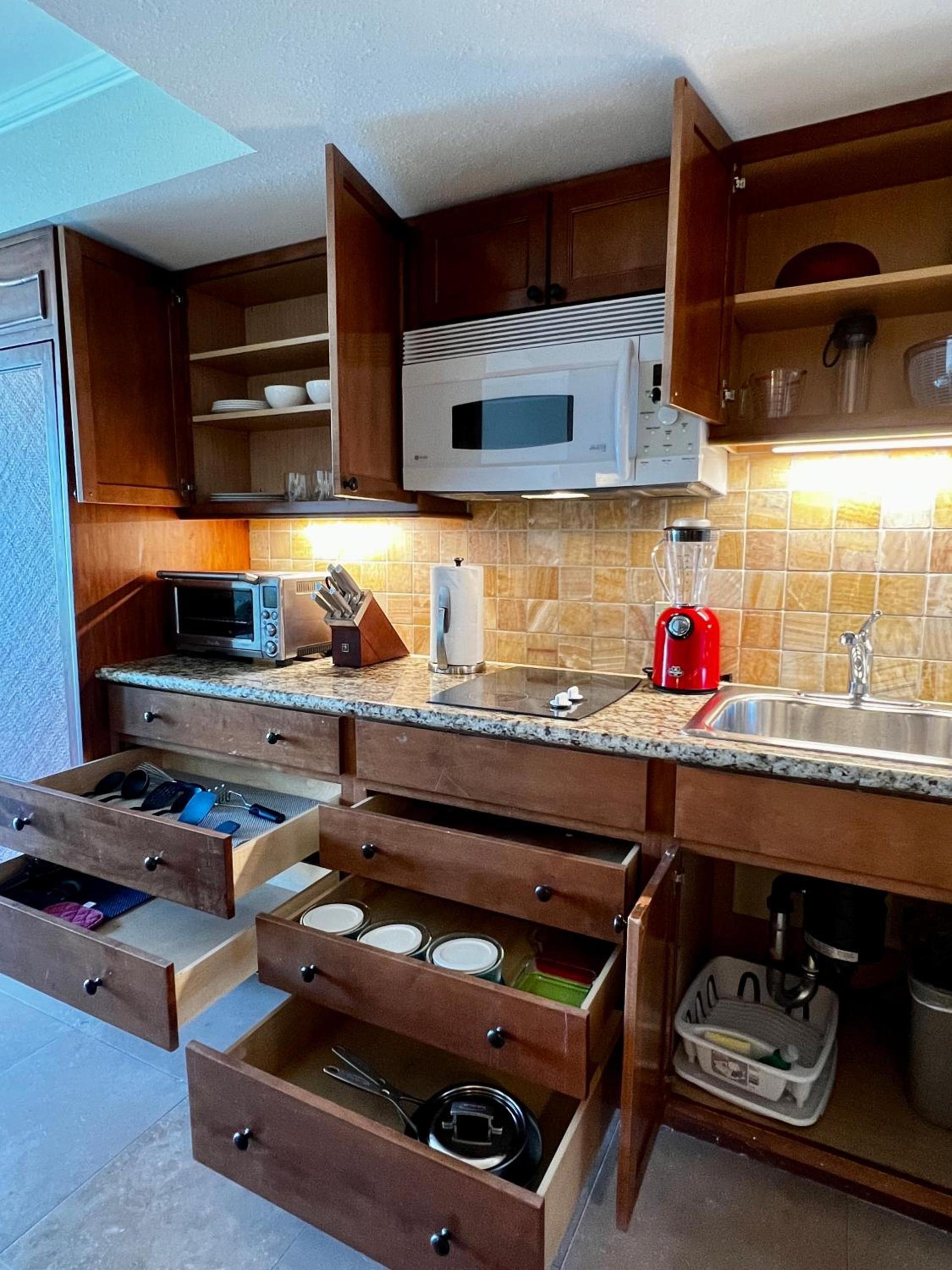 Luana Waikiki Park Views - no resort fees & FREE parking photo 16