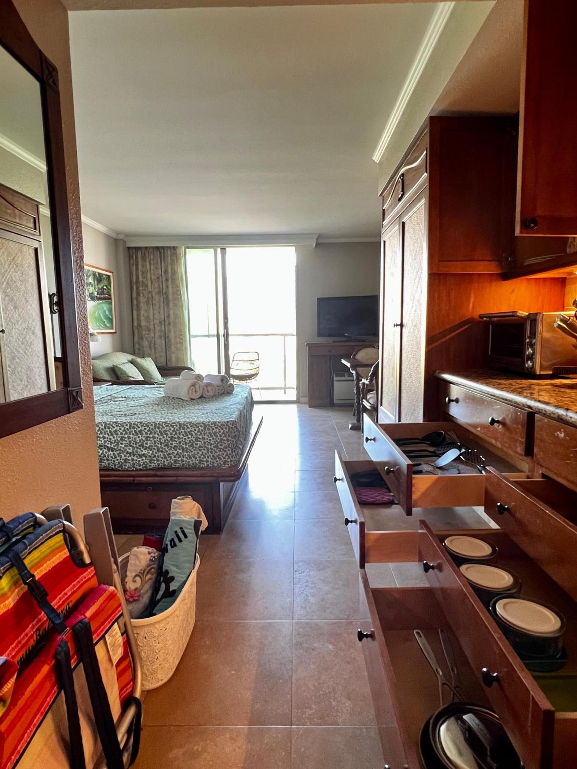 Luana Waikiki Park Views - no resort fees & FREE parking photo 18