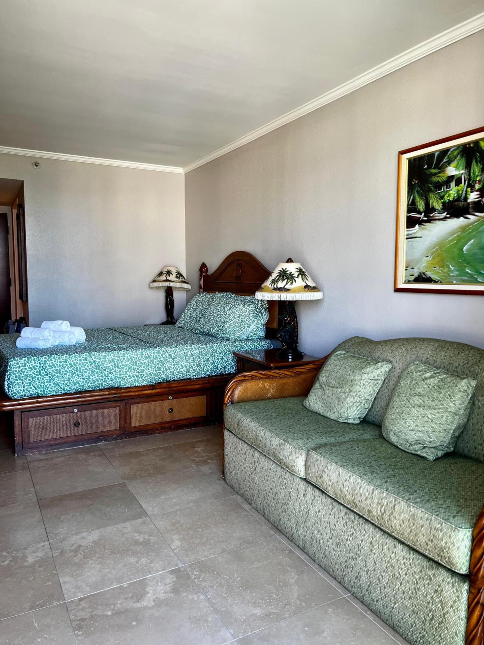 Luana Waikiki Park Views - no resort fees & FREE parking photo 21